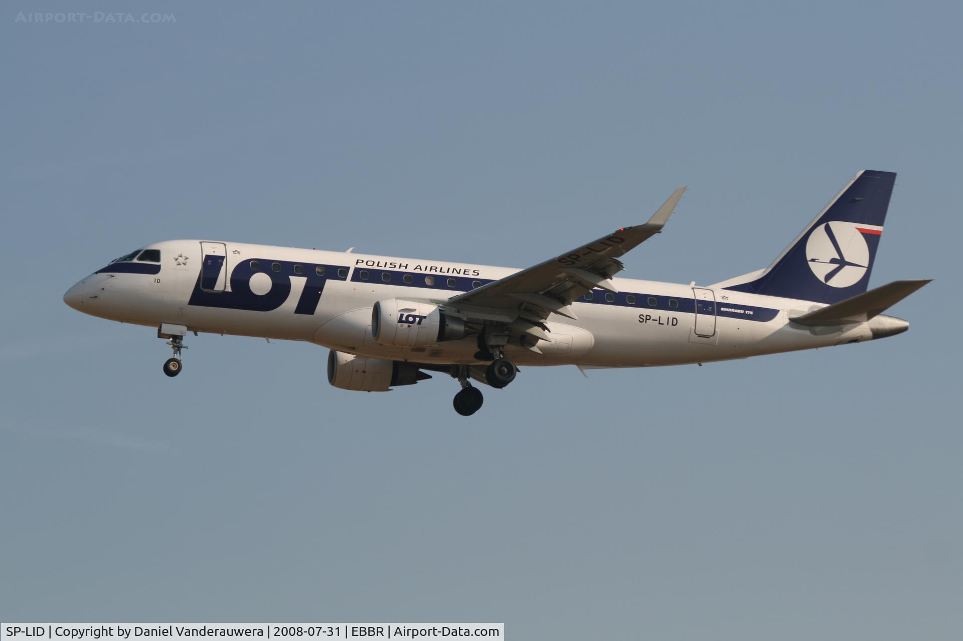 SP-LID, 2006 Embraer 175LR (ERJ-170-200LR) C/N 17000136, arrival of flight LO235 to rwy 25L