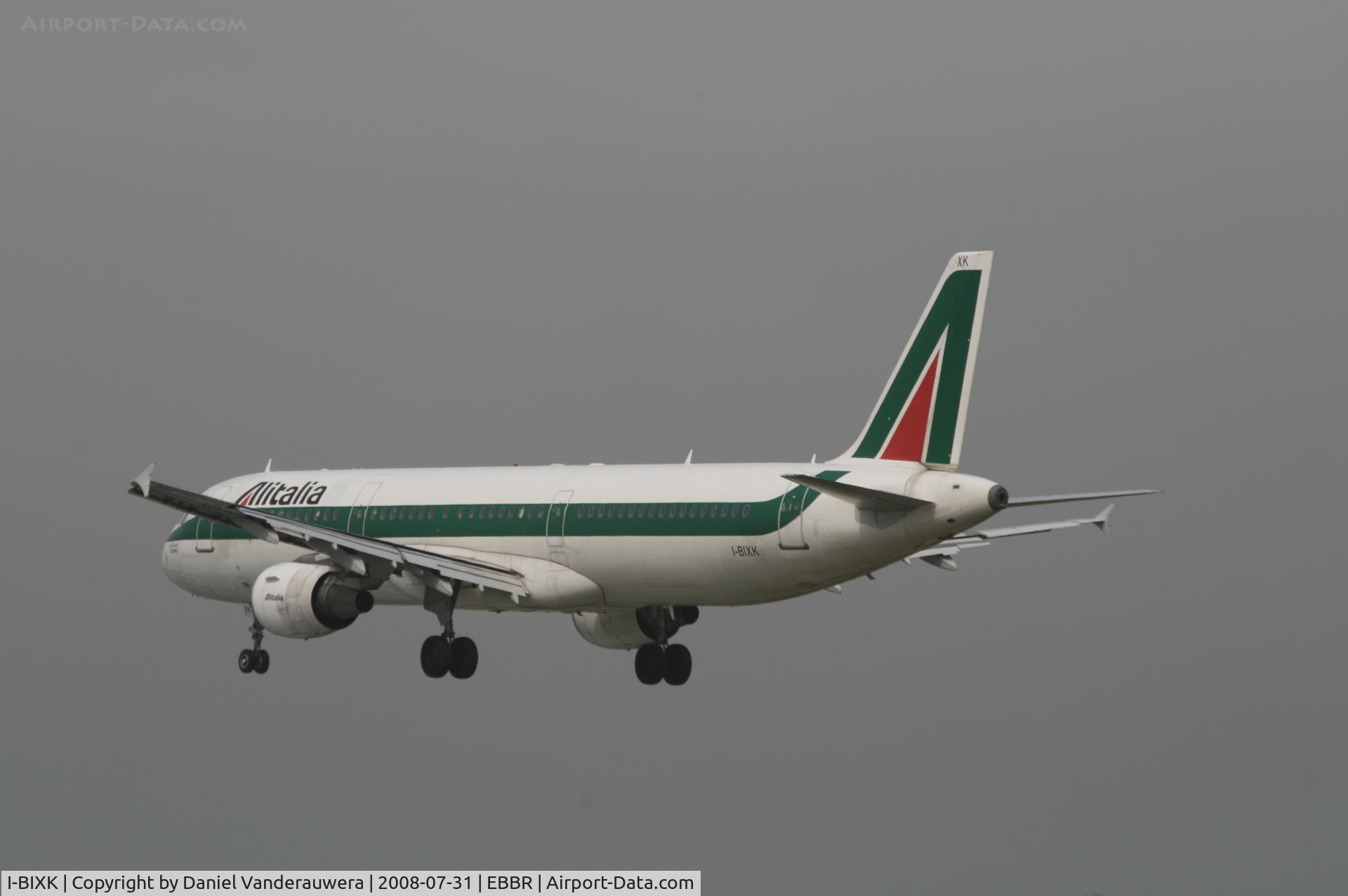 I-BIXK, 2000 Airbus A321-112 C/N 1220, flight AZ156 is descending to rwy 25L