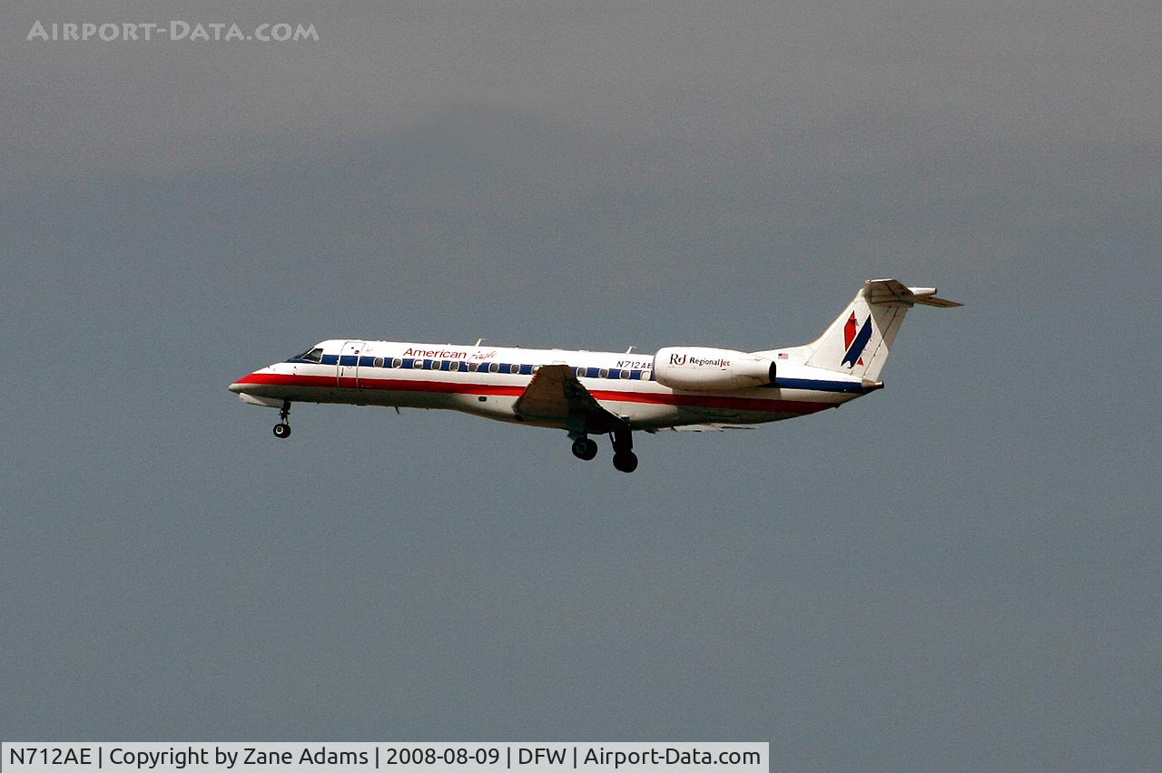 N712AE, 2000 Embraer ERJ-135LR (EMB-135LR) C/N 145247, American Eagle landing runway 18R at DFW