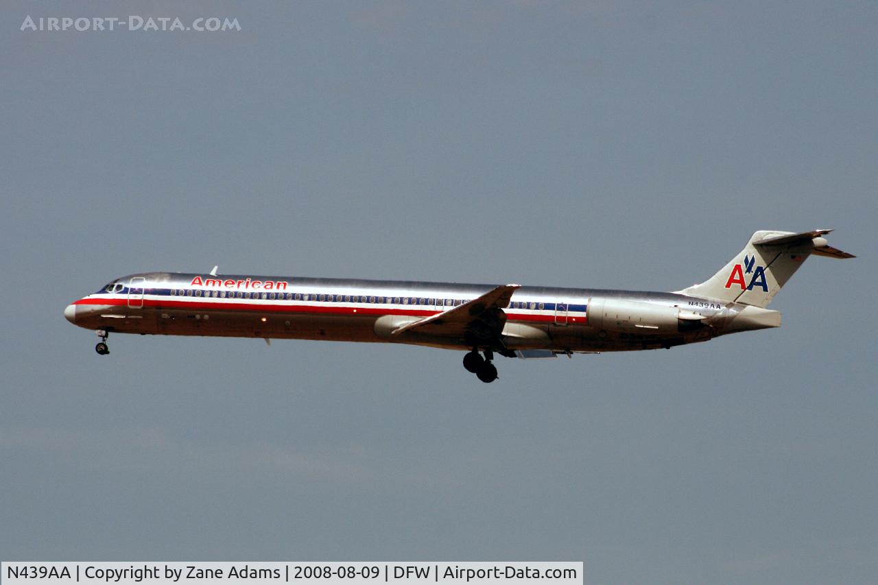 N439AA, 1987 McDonnell Douglas MD-83 (DC-9-83) C/N 49457, American Airlines landing 18R at DFW
