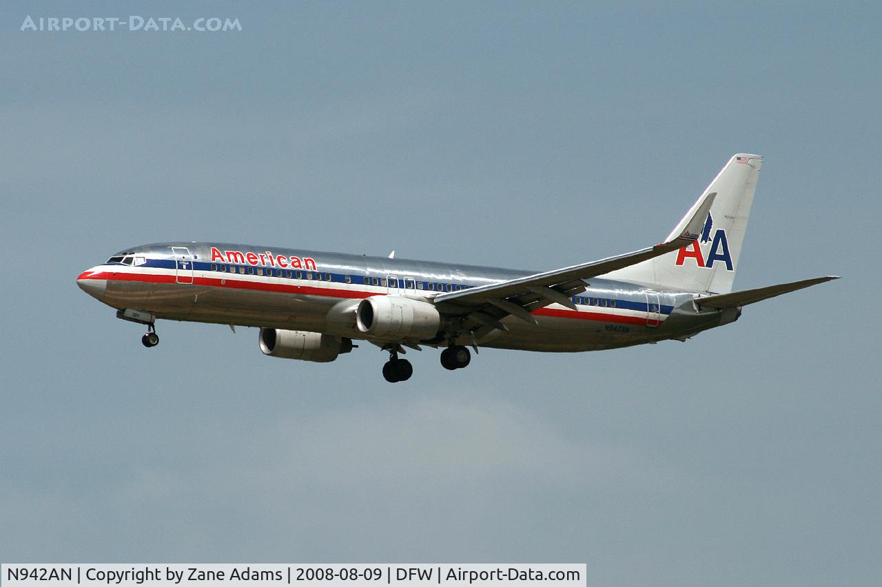 N942AN, 2000 Boeing 737-823 C/N 30084, American Airlines landing 18R at DFW