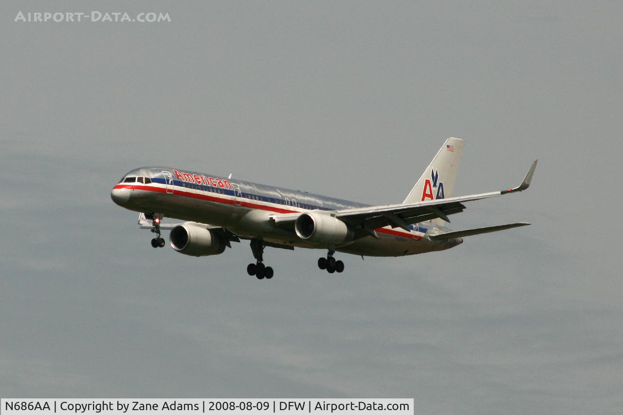 N686AA, 1992 Boeing 757-223 C/N 25343, American Eagle landing runway 18R at DFW