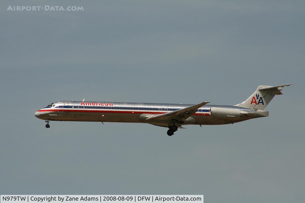 N979TW, 1999 McDonnell Douglas MD-83 (DC-9-83) C/N 53629, American Eagle landing runway 18R at DFW