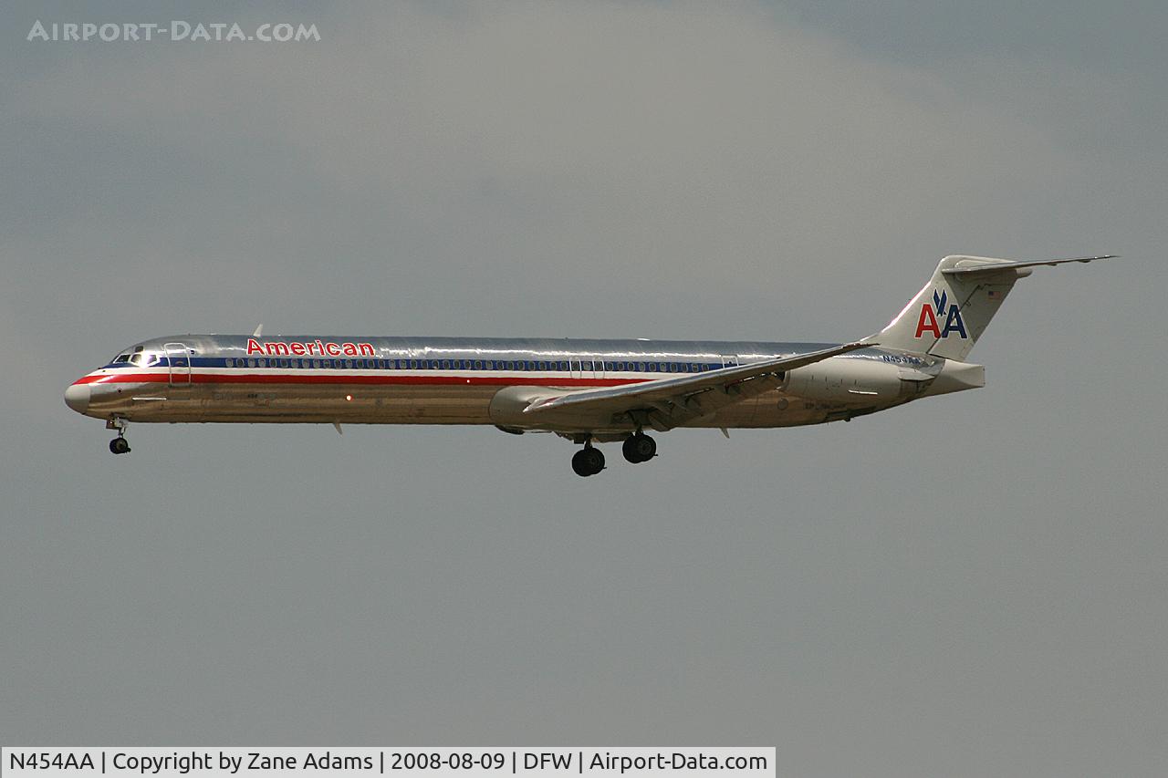 N454AA, 1987 McDonnell Douglas MD-82 (DC-9-82) C/N 49559, American Airlines landing 18R at DFW