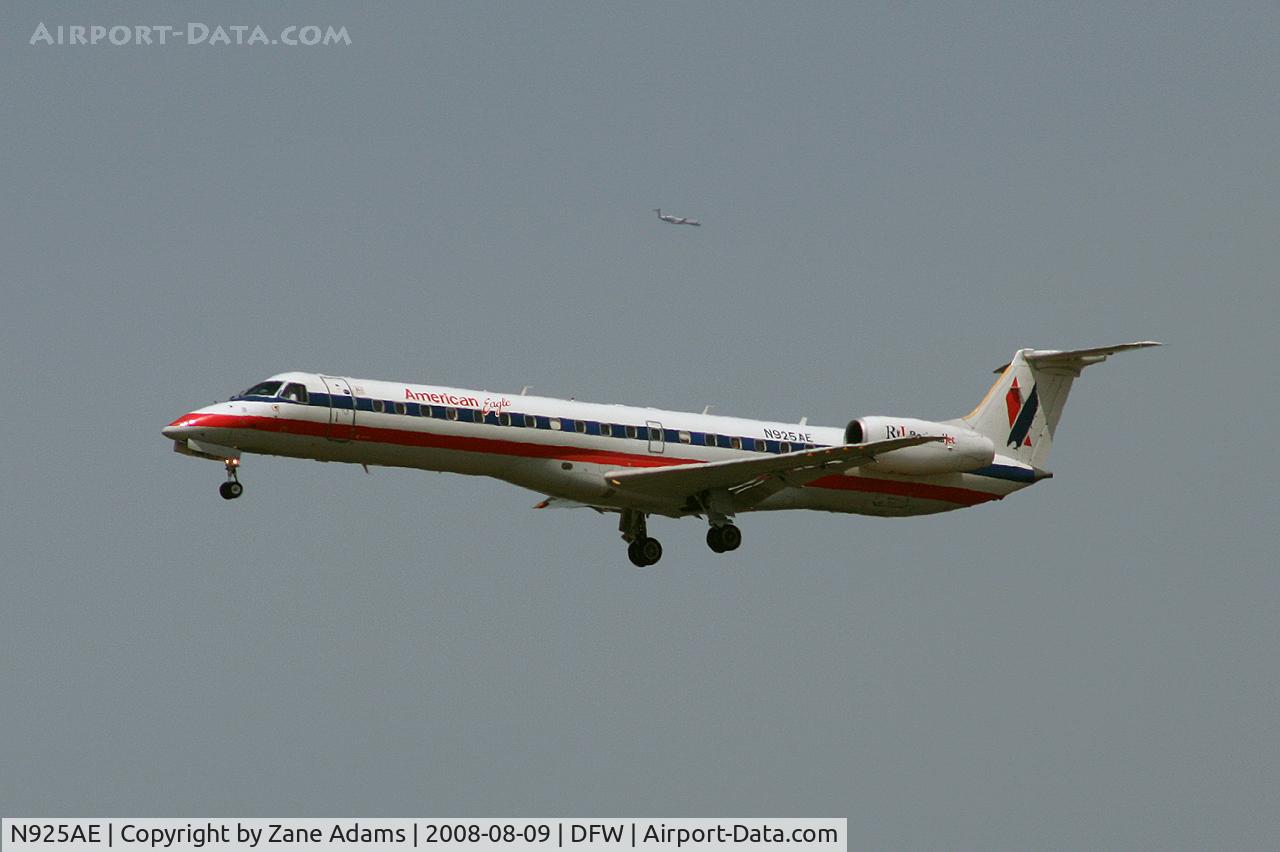 N925AE, 2005 Embraer ERJ-145LR (EMB-145LR) C/N 14500908, American Eagle landing runway 18R at DFW