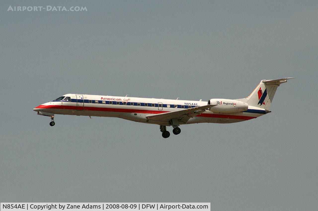 N854AE, 2003 Embraer ERJ-140LR (EMB-135KL) C/N 145743, American Eagle landing runway 18R at DFW