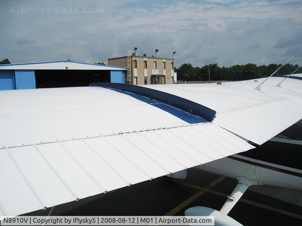 N8910V, 1977 Cessna R172K Hawk XP C/N R1722325, N8910V CESSNA R172K