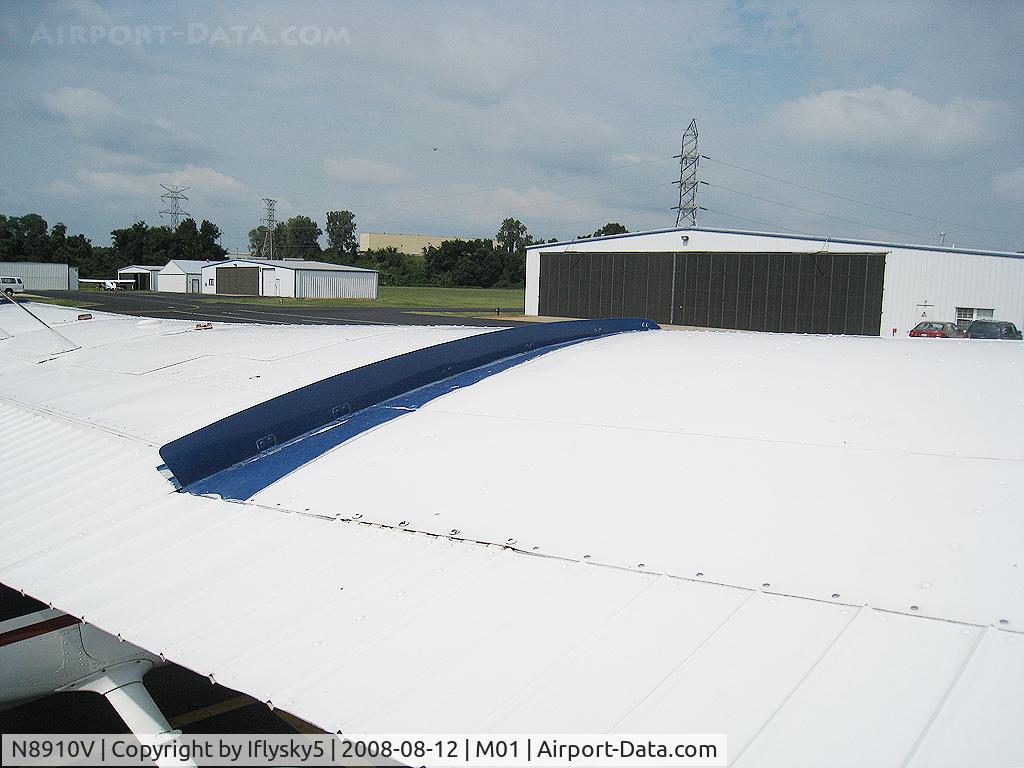 N8910V, 1977 Cessna R172K Hawk XP C/N R1722325, N8910V CESSNA R172K