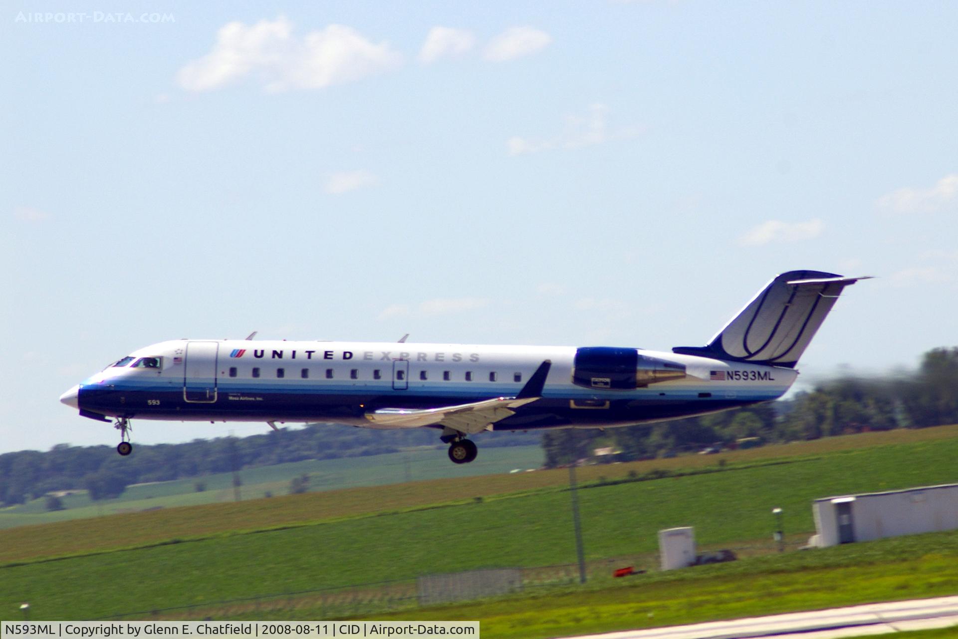 N593ML, 2001 Bombardier CRJ-200ER (CL-600-2B19) C/N 7465, Lifting off Runway 9 for ORD.  I kept the airplane level in the viewfinder so the ground is dropping
