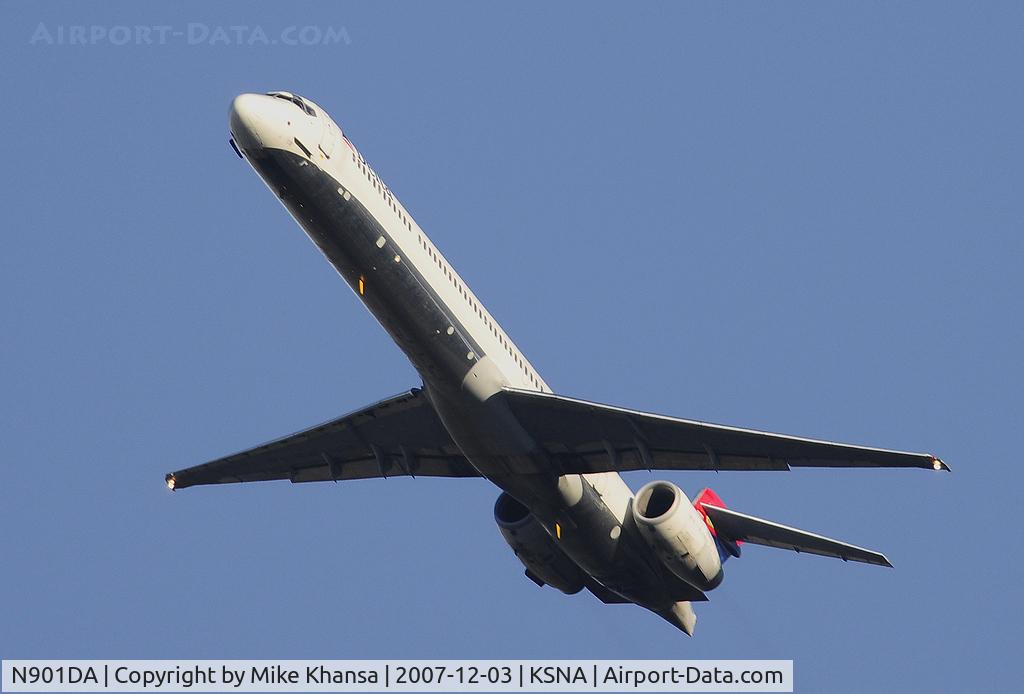 N901DA, 1995 McDonnell Douglas MD-90-30 C/N 53381, MD-90 Climbing the blue sky.