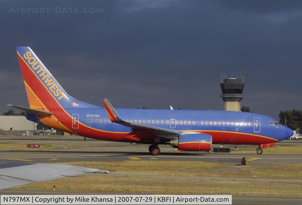 N797MX, 2001 Boeing 737-7H4 C/N 27890, Southwest B737 taxiing on a cloudy day.