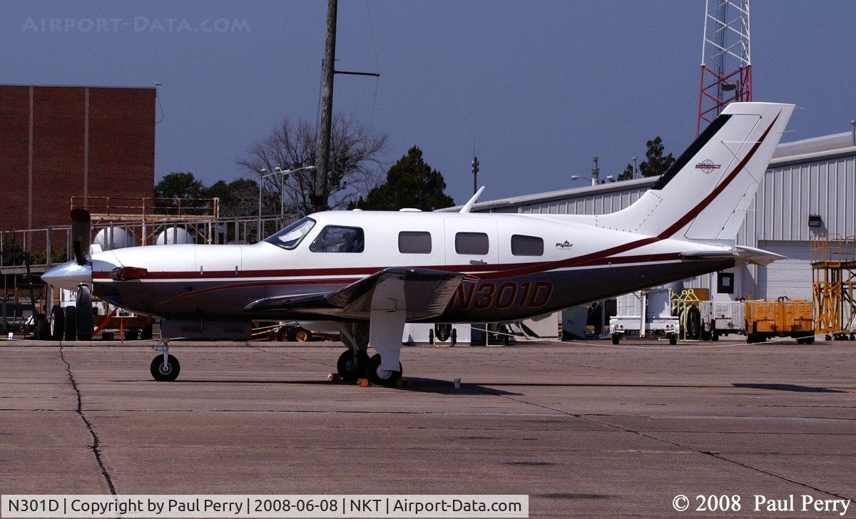N301D, 2001 Piper PA-46-500TP Meridian C/N 4697043, Sitting static, and not being crowded