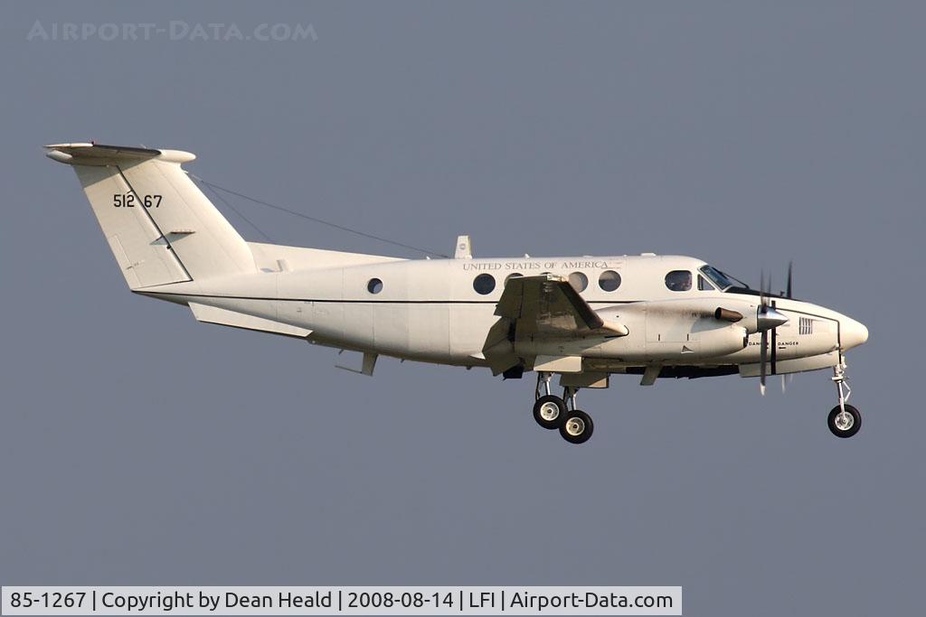 85-1267, 1985 Beech C-12F Huron C/N BP-058, USAF 1985 Beech C-12F Huron 85-1267 on short-final to RWY 26 at Langley AFB.