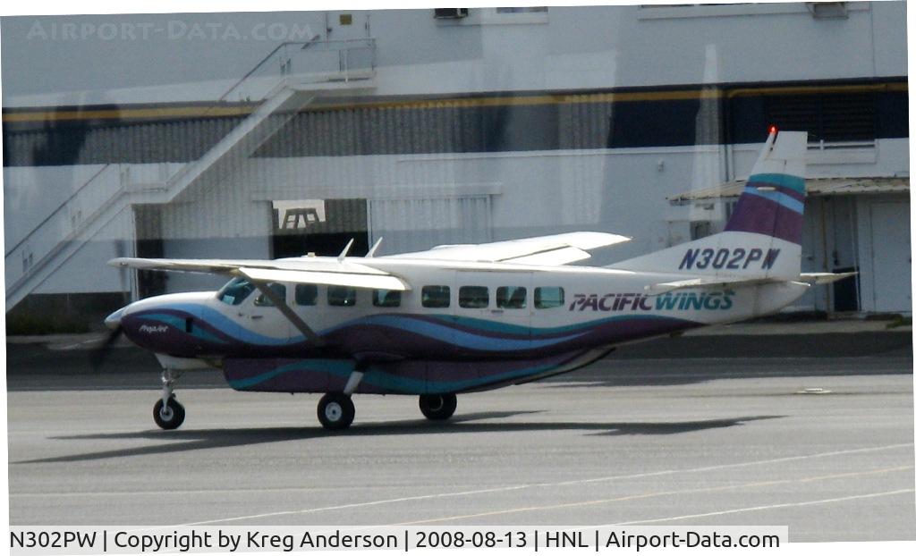 N302PW, Cessna 208B C/N 208B0984, Taxiing for departure. Sorry for the glare from the windows.