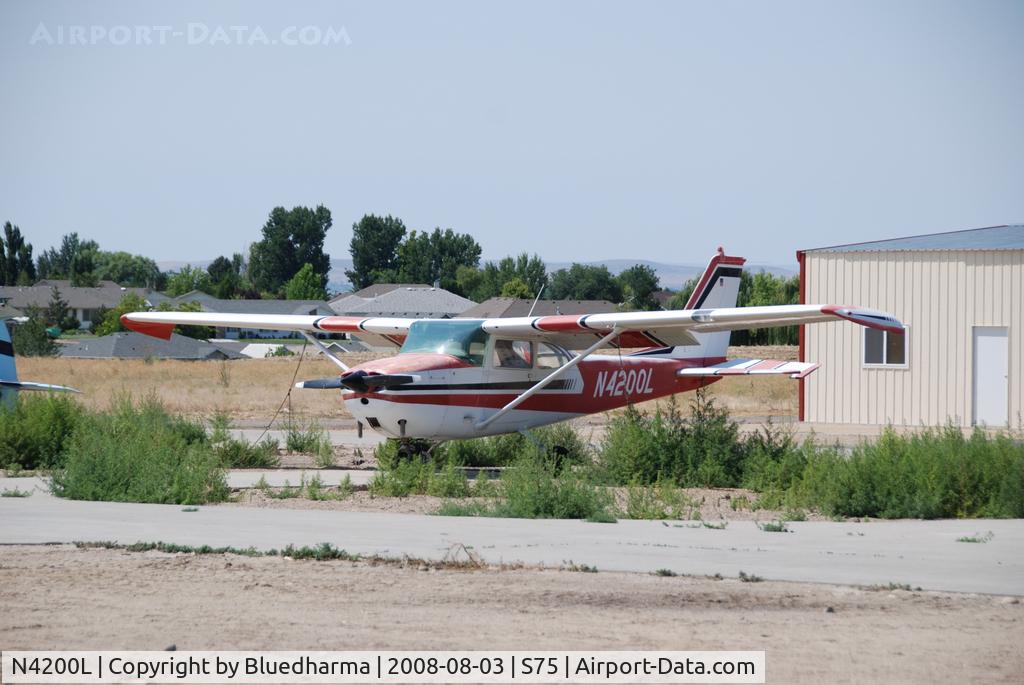 N4200L, 1966 Cessna 172G C/N 17254269, Parked