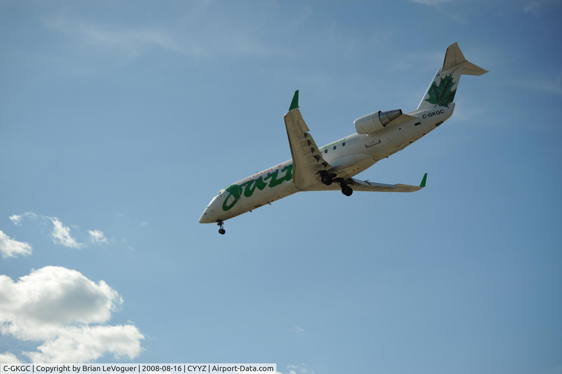 C-GKGC, 1999 Canadair CRJ-200ER (CL-600-2B19) C/N 7334, On approach to CYYZ