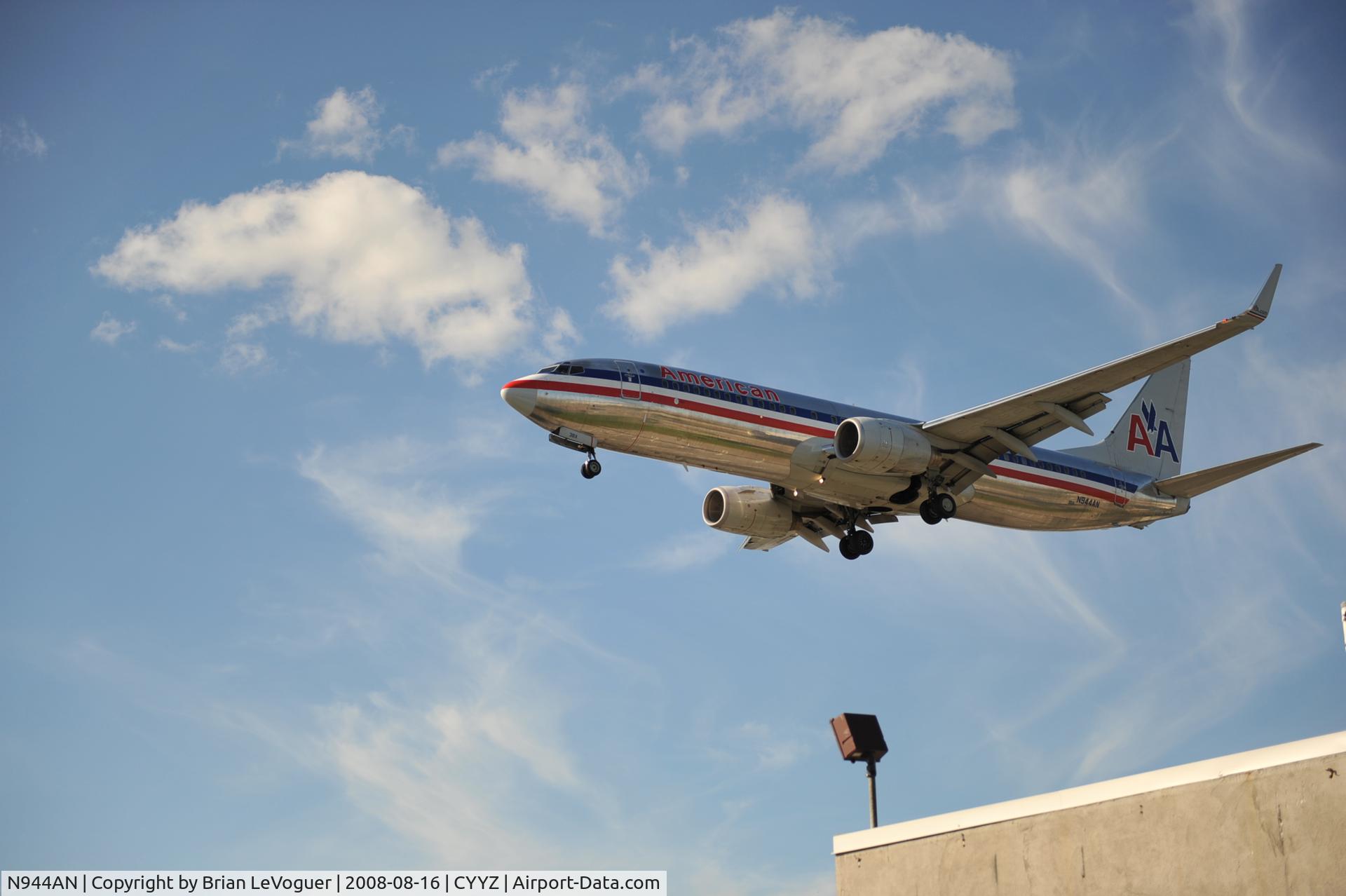 N944AN, 2000 Boeing 737-823 C/N 29535, On approach to CYYZ