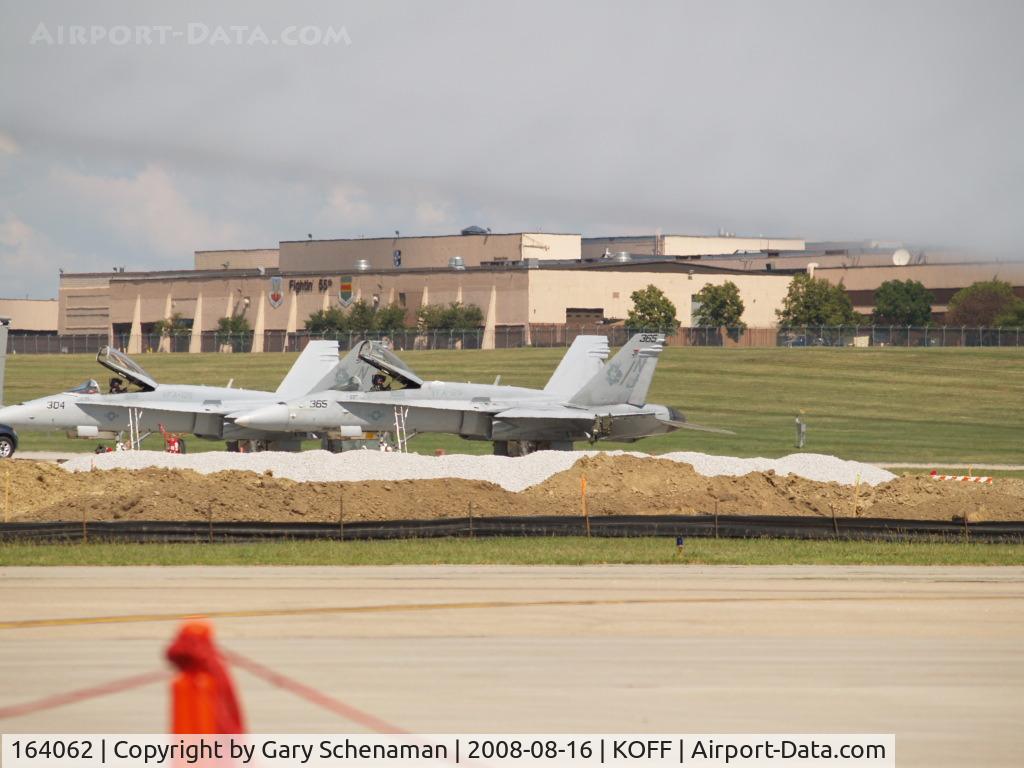 164062, 1990 McDonnell Douglas F/A-18C Hornet C/N 0952/C187, F-18 AT OFFUTT, PLANT BEHIND F-18 IS WHERE THE ENOLA GAY (B-29) WAS BUILT