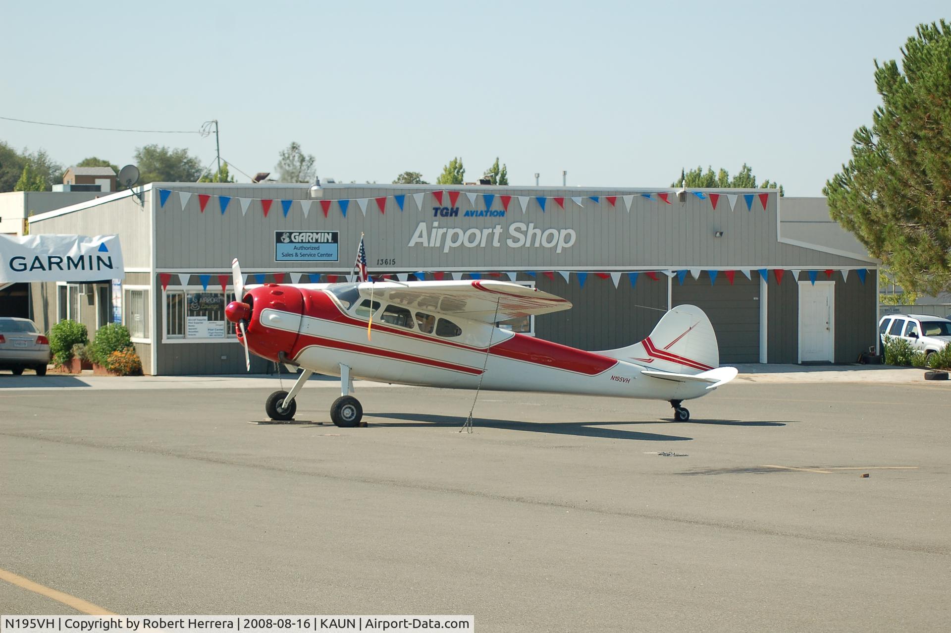 N195VH, 1949 Cessna 195 C/N 7549, Good looking plane