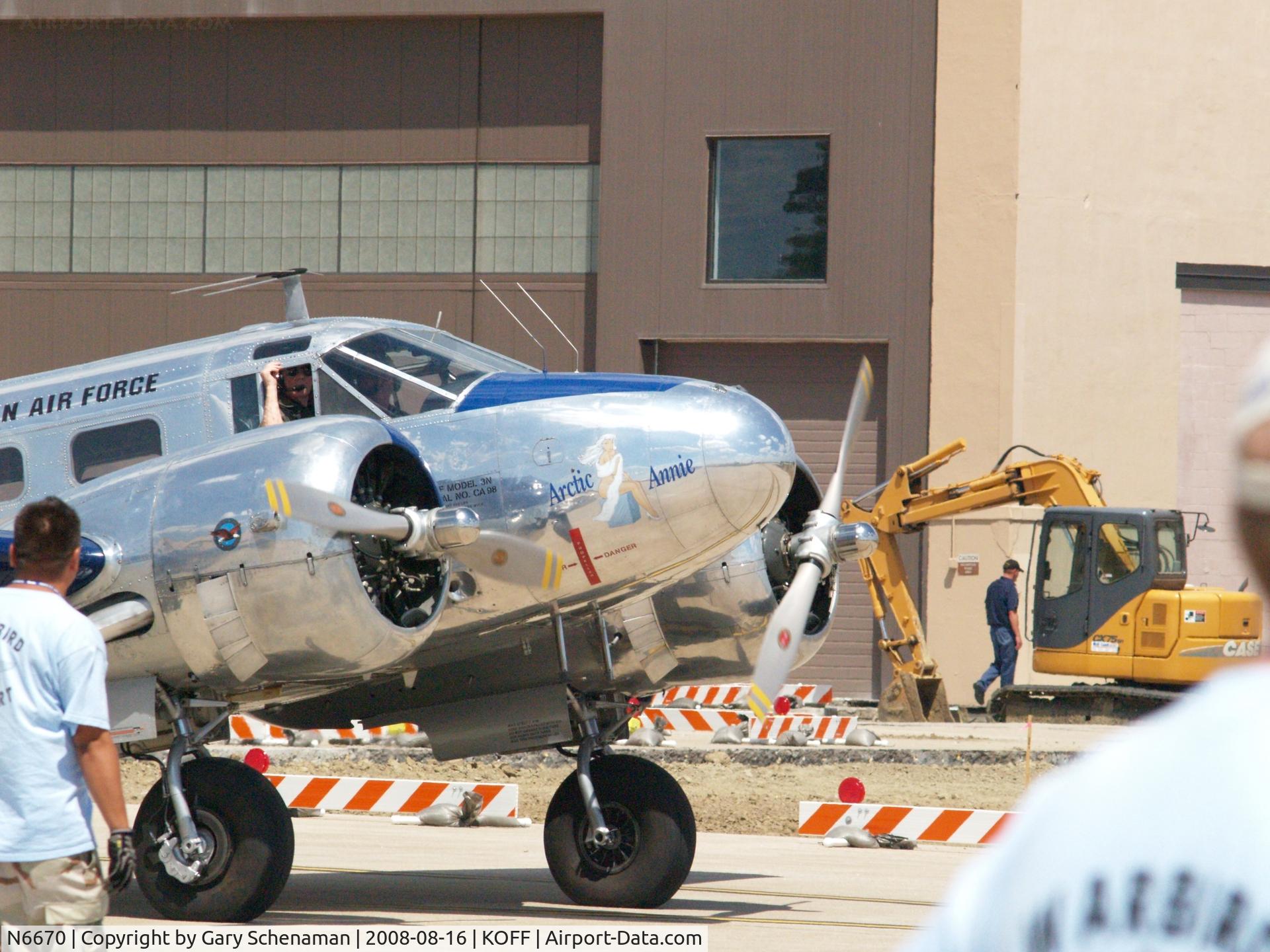 N6670, 1952 Beech 3N Expeditor C/N CA-98, ARTIC ANNIE NOSE ART