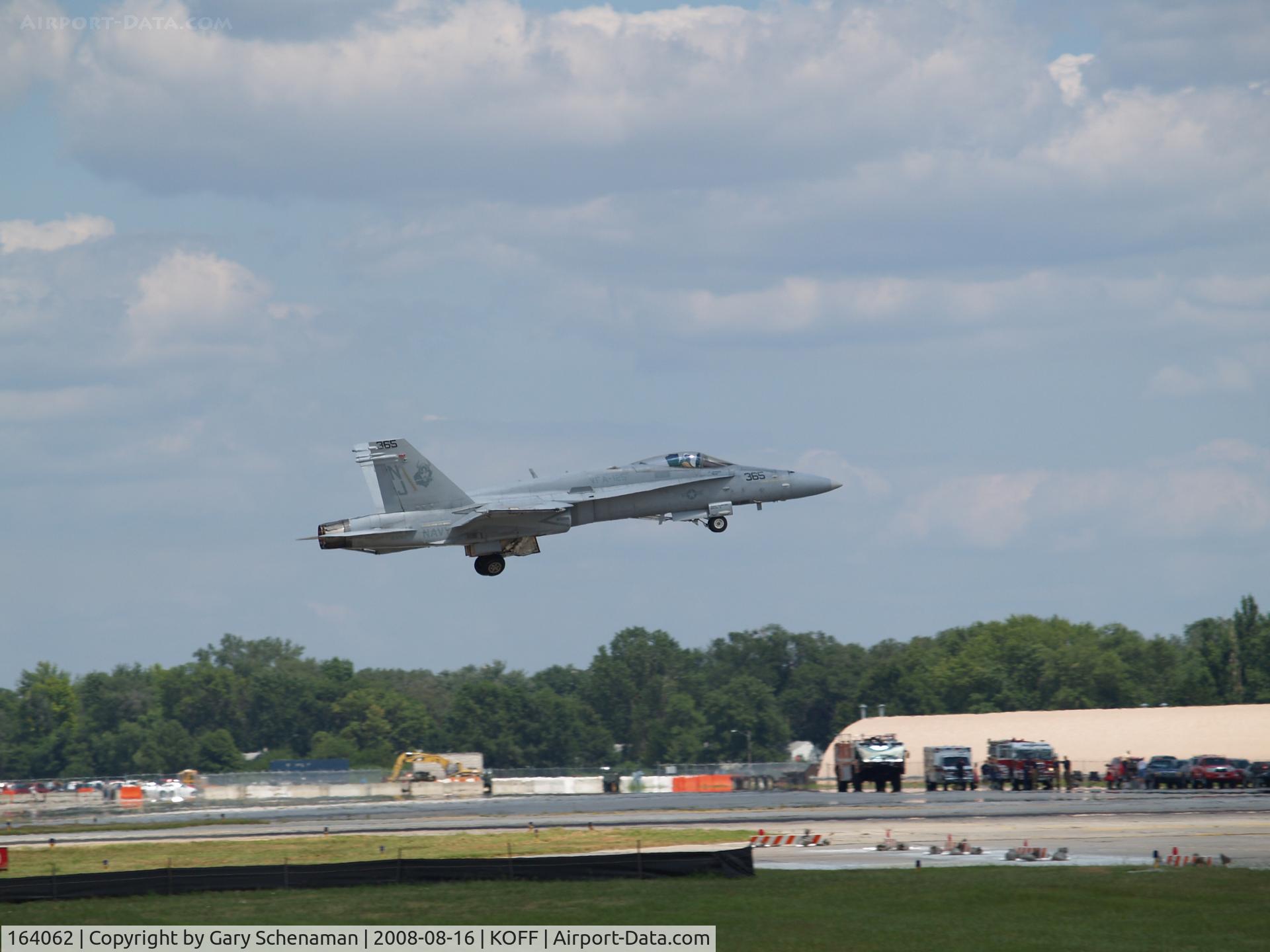 164062, 1990 McDonnell Douglas F/A-18C Hornet C/N 0952/C187, F-18 HORNET FROM VFA-125 GEAR COMING UP.