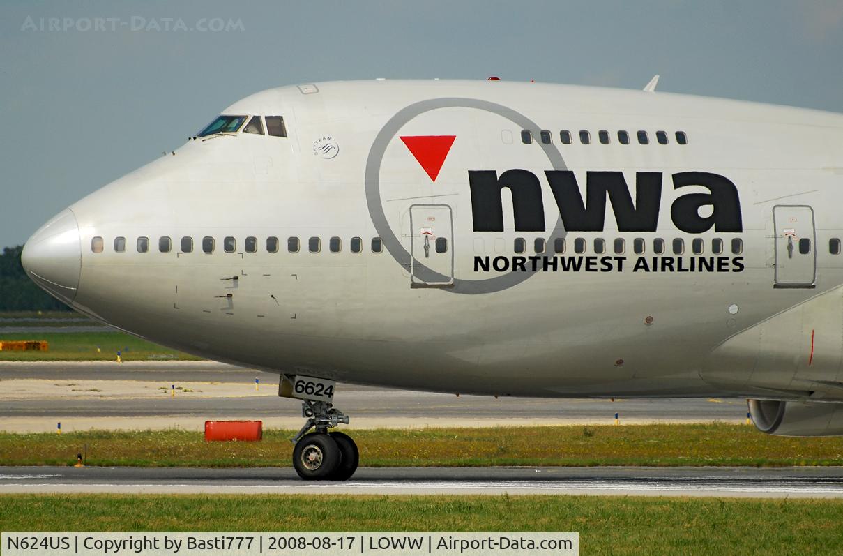 N624US, 1979 Boeing 747-251B C/N 21706, N624US - Old lady in new livery in vienna, closer.