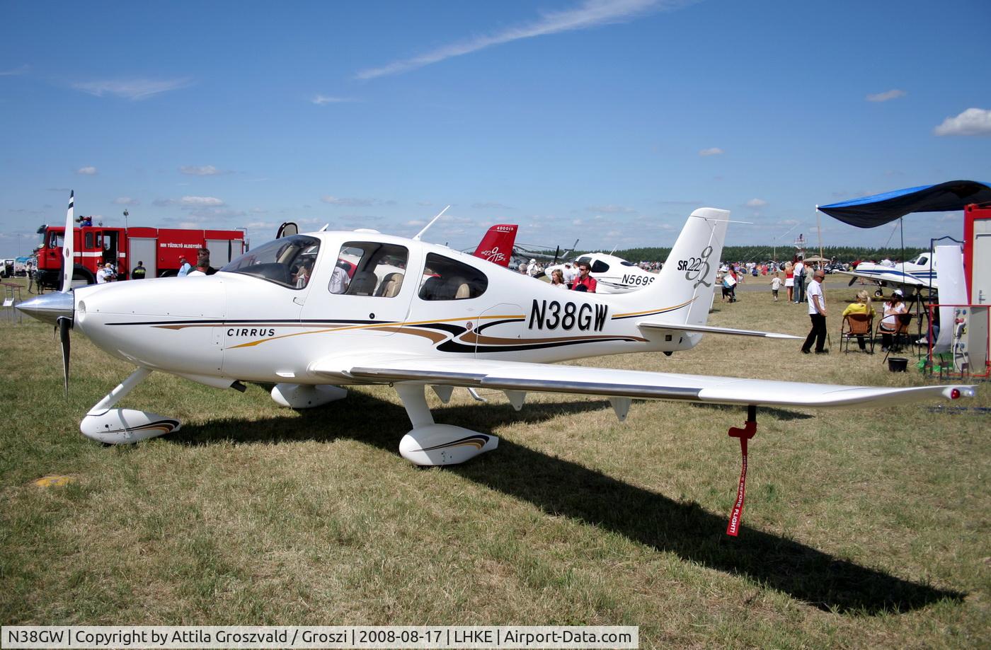 N38GW, 2004 Cirrus SR22 G2 C/N 1015, Kecskemét Air Show / Hungary