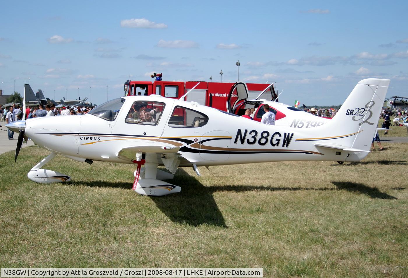 N38GW, 2004 Cirrus SR22 G2 C/N 1015, Kecskemét Air Show / Hungary