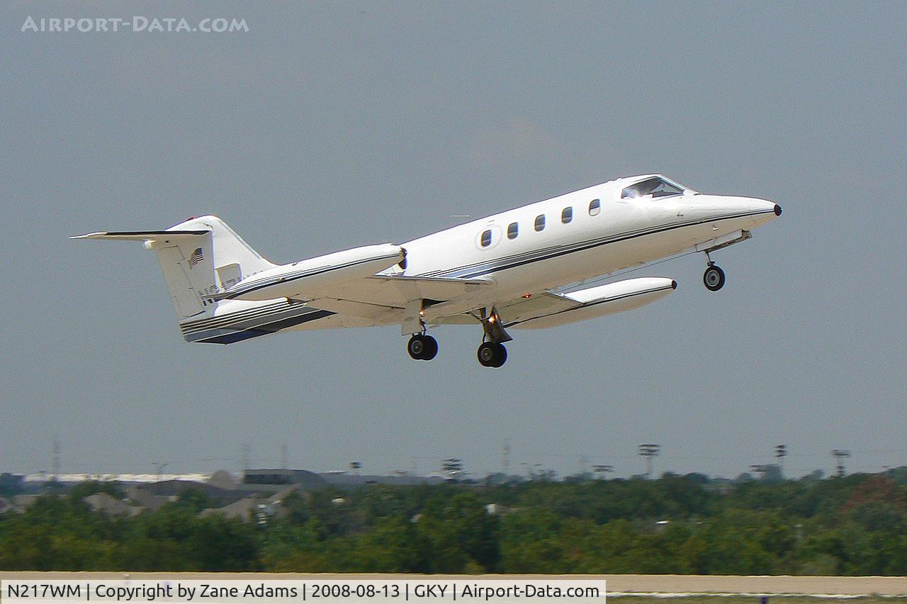 N217WM, 1976 Gates Learjet 25D C/N 217, Departing Arlington Municipal - Zoom!
