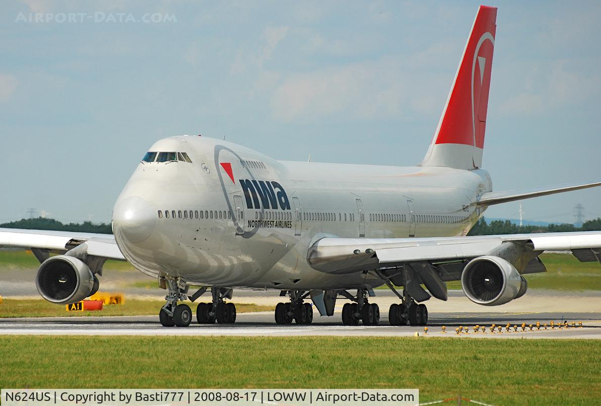 N624US, 1979 Boeing 747-251B C/N 21706, N624US - line up to bahamas