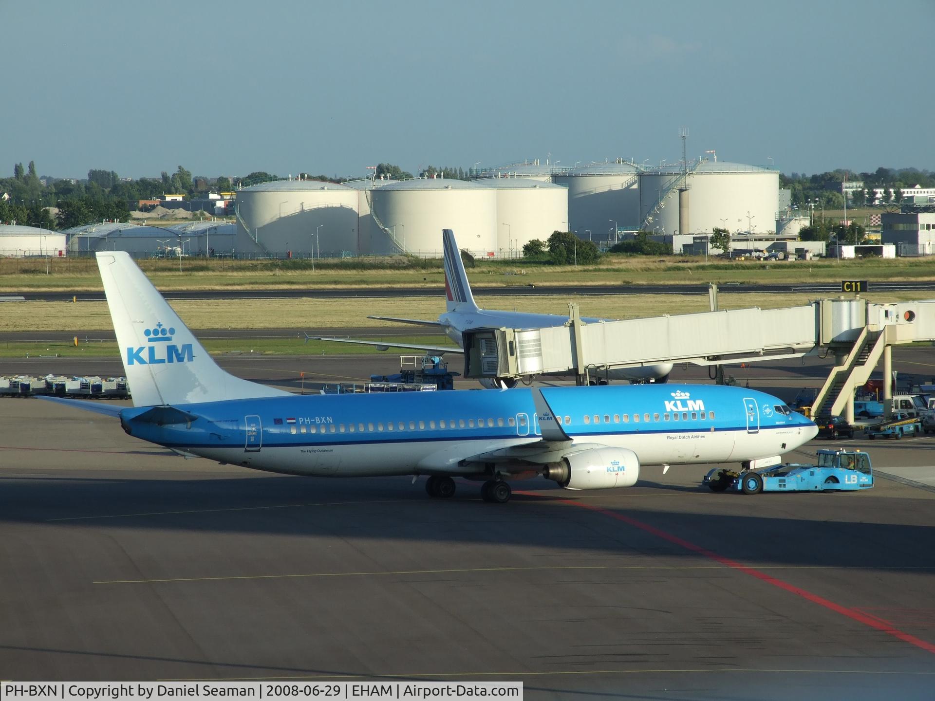 PH-BXN, 2000 Boeing 737-8K2 C/N 30356, push back.