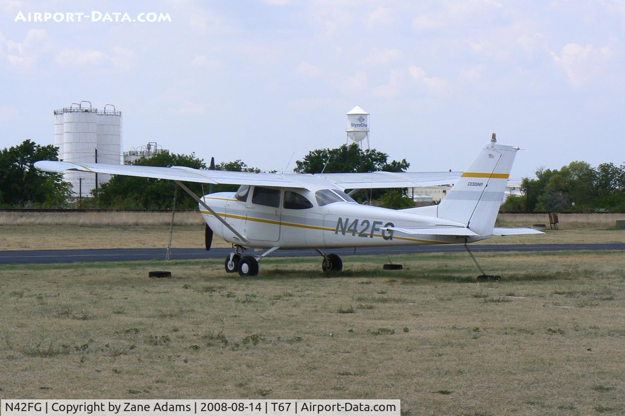 N42FG, 1967 Cessna R172E C/N R172-0177, At Hicks Field