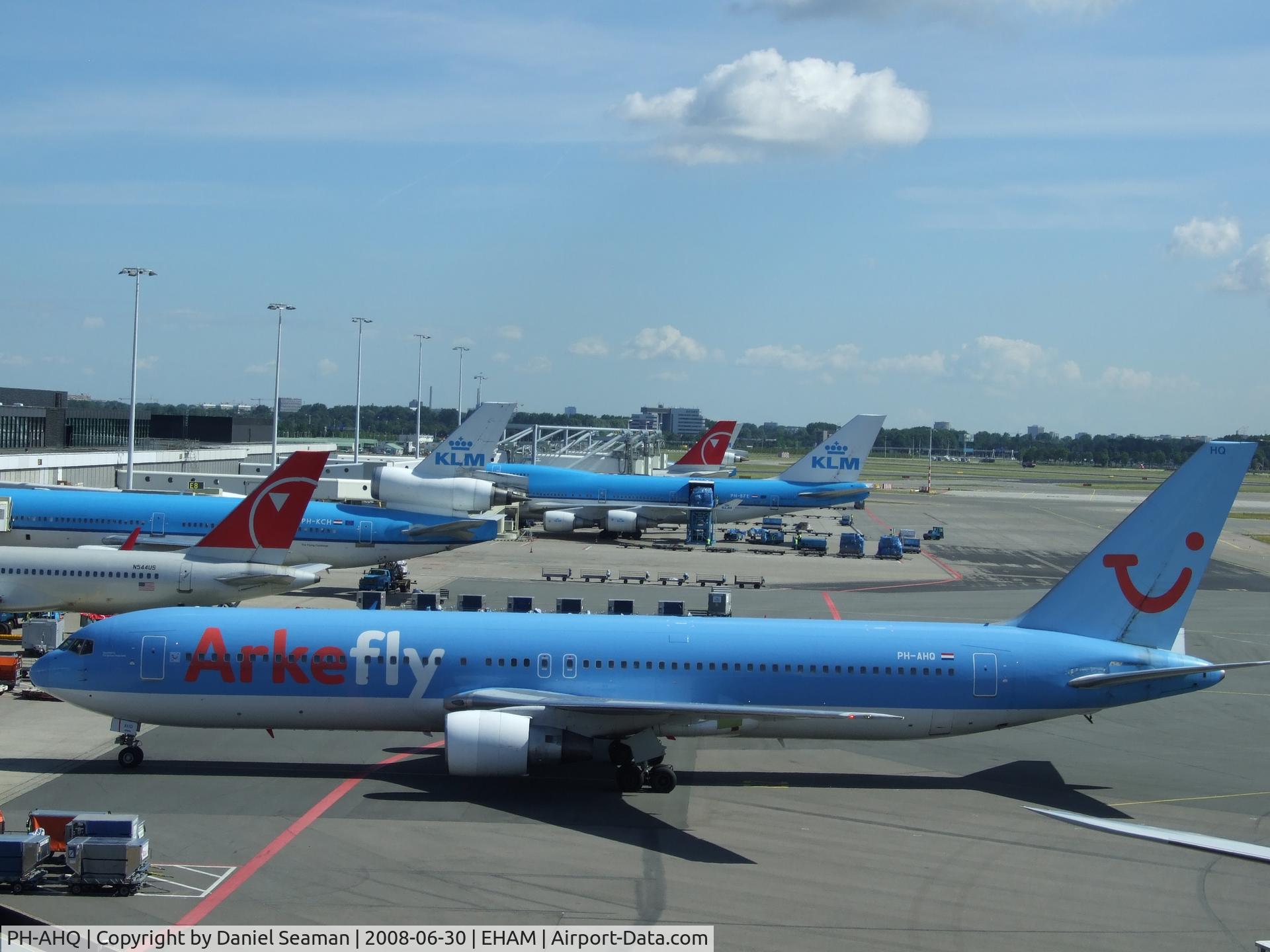 PH-AHQ, 1990 Boeing 767-383 C/N 24477, taxing onto stand.