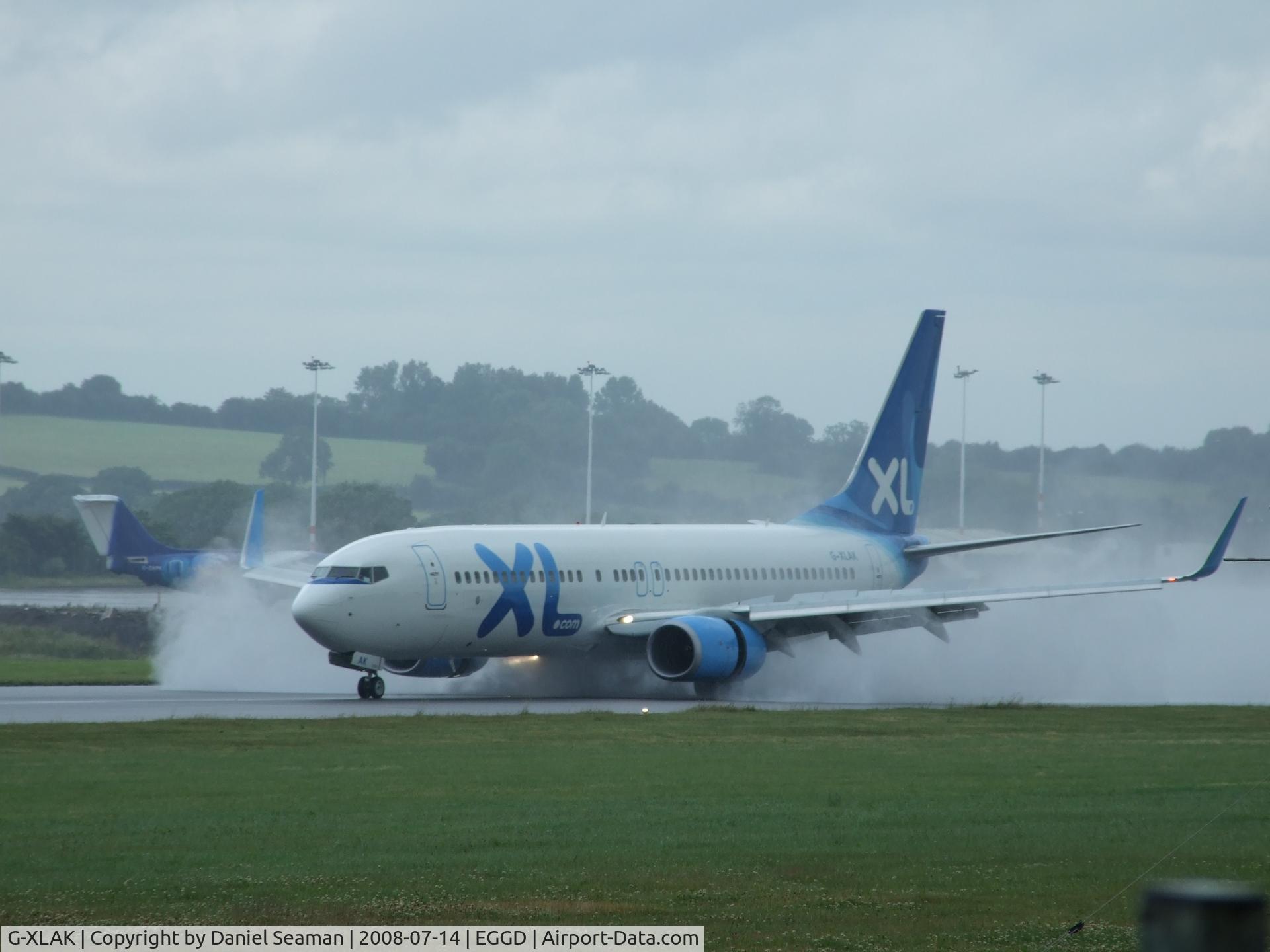 G-XLAK, 2007 Boeing 737-8FH C/N 35092, slowing runway 27