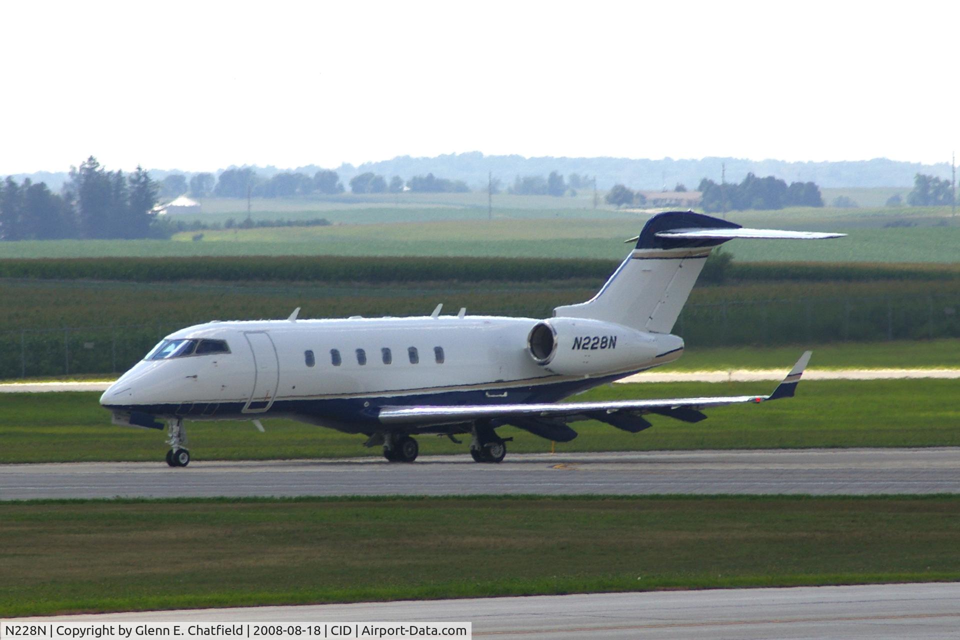 N228N, 2005 Bombardier Challenger 300 (BD-100-1A10) C/N 20060, Taxiing to Runway 27 for departure.