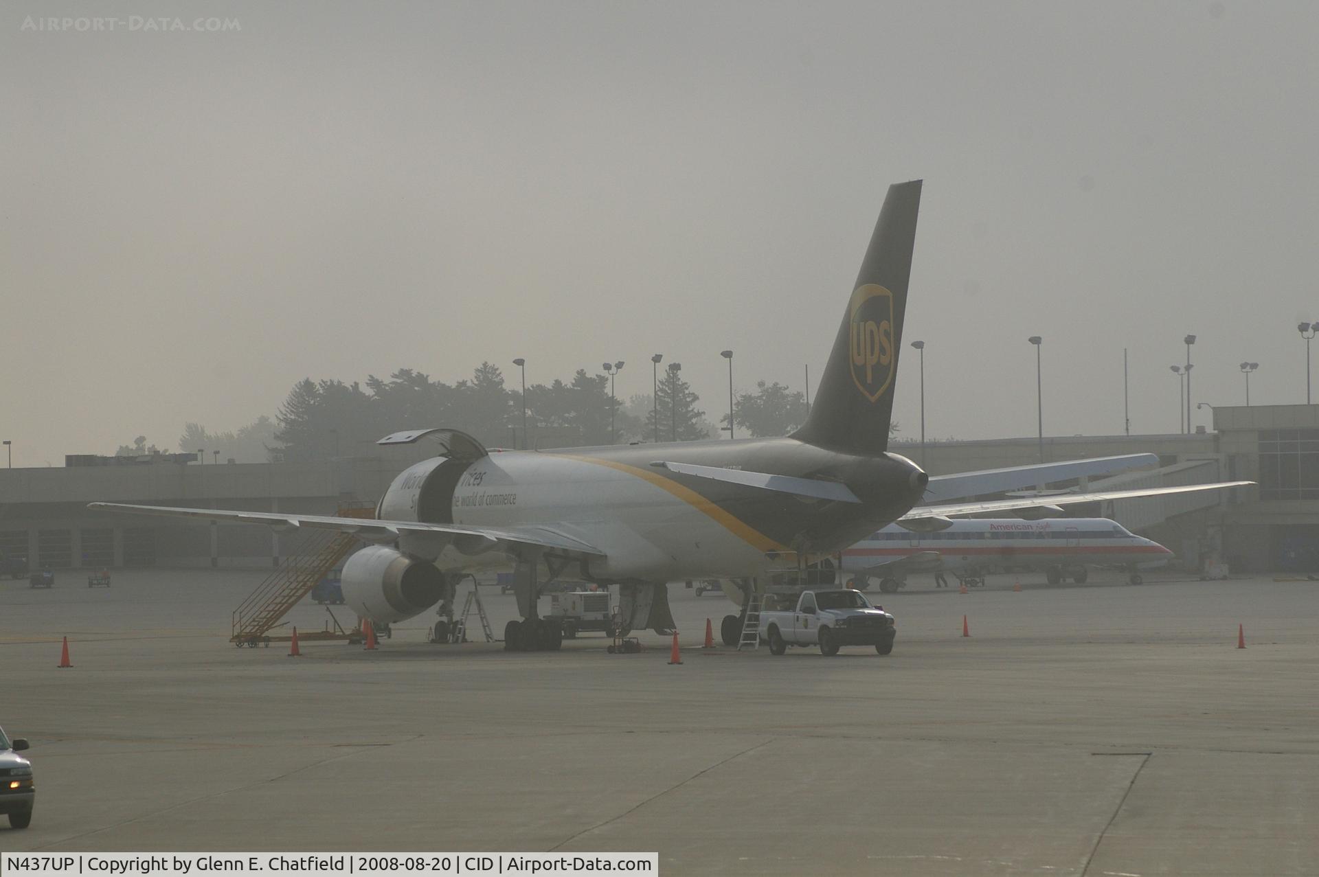 N437UP, 1994 Boeing 757-24APF C/N 25468, Early morning fog on the UPS ramp.