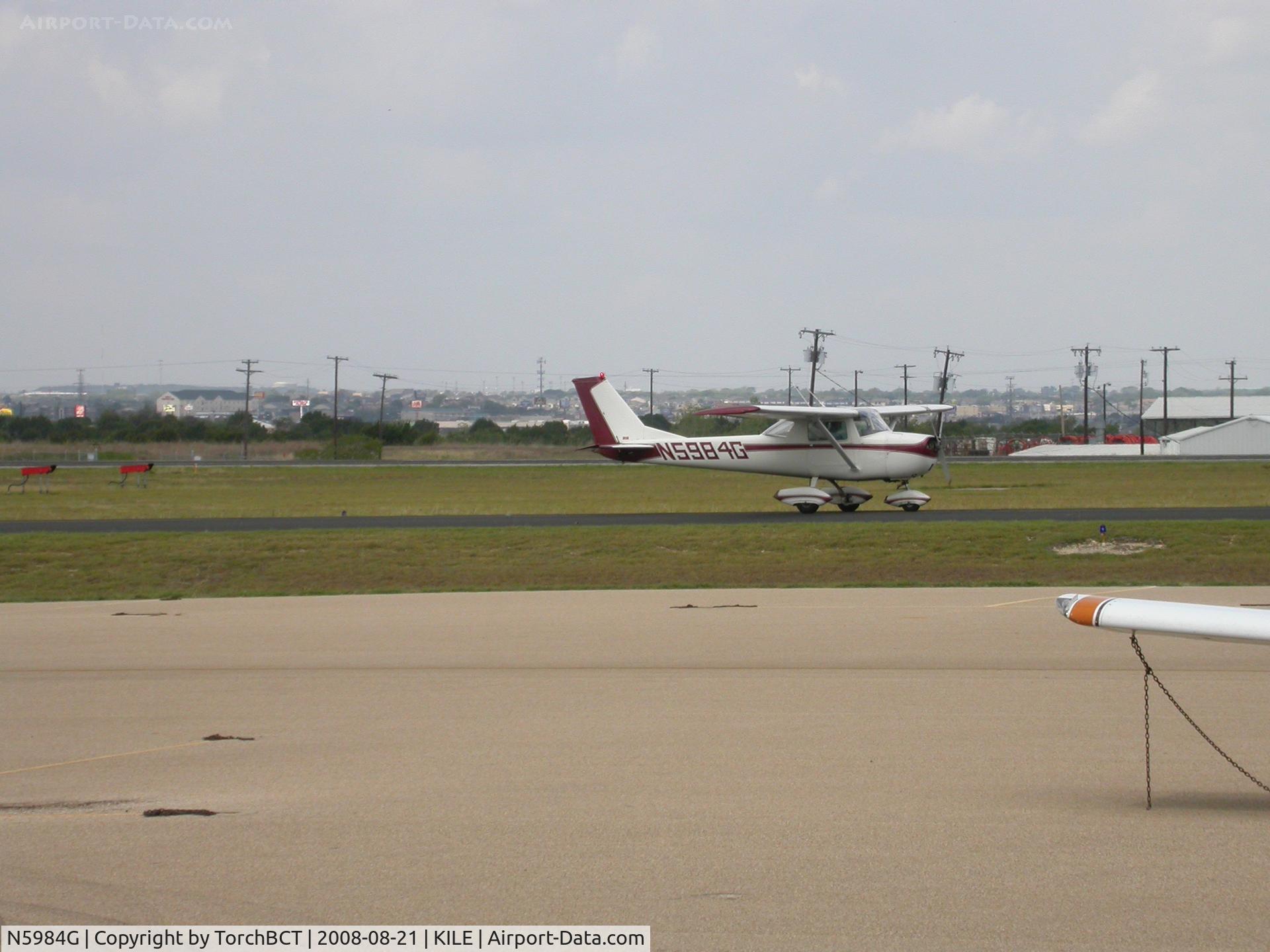 N5984G, 1969 Cessna 150K C/N 15071484, Cessna 150 taxiing to 19 for departure at Skylark.