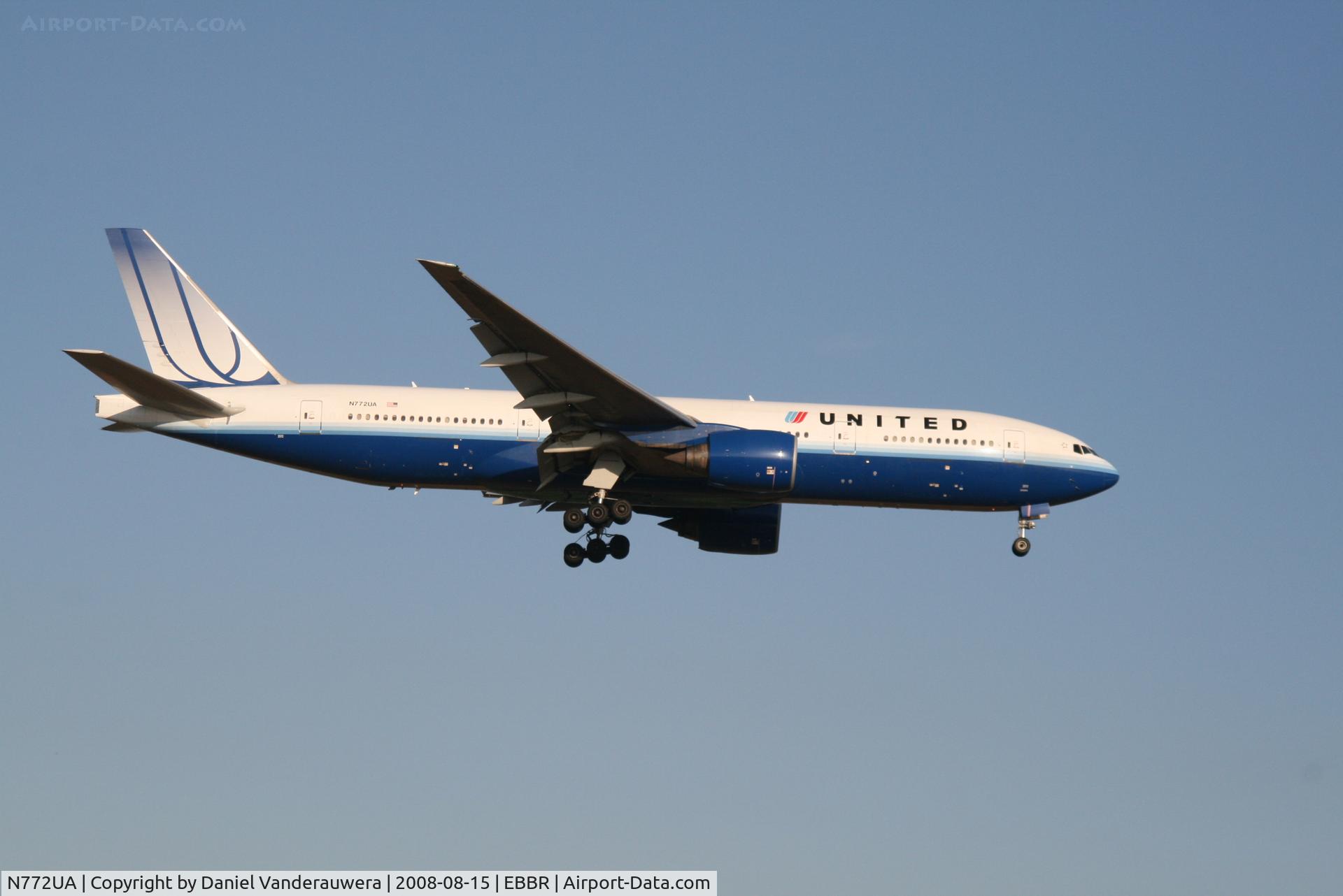 N772UA, 1995 Boeing 777-222 C/N 26930, arrival of flight UA950 to rwy 02