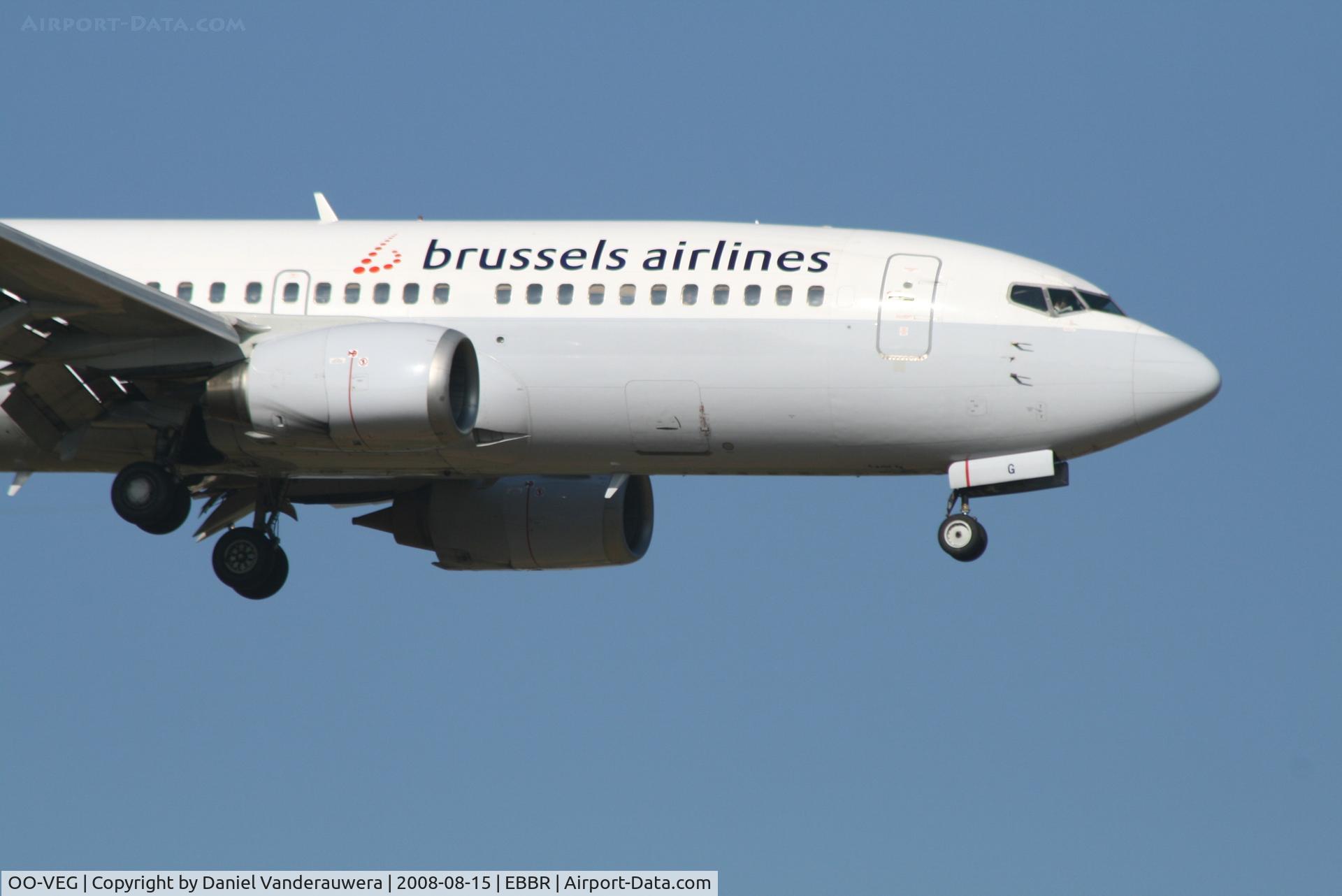 OO-VEG, 1998 Boeing 737-36N C/N 28568, descending to rwy 02