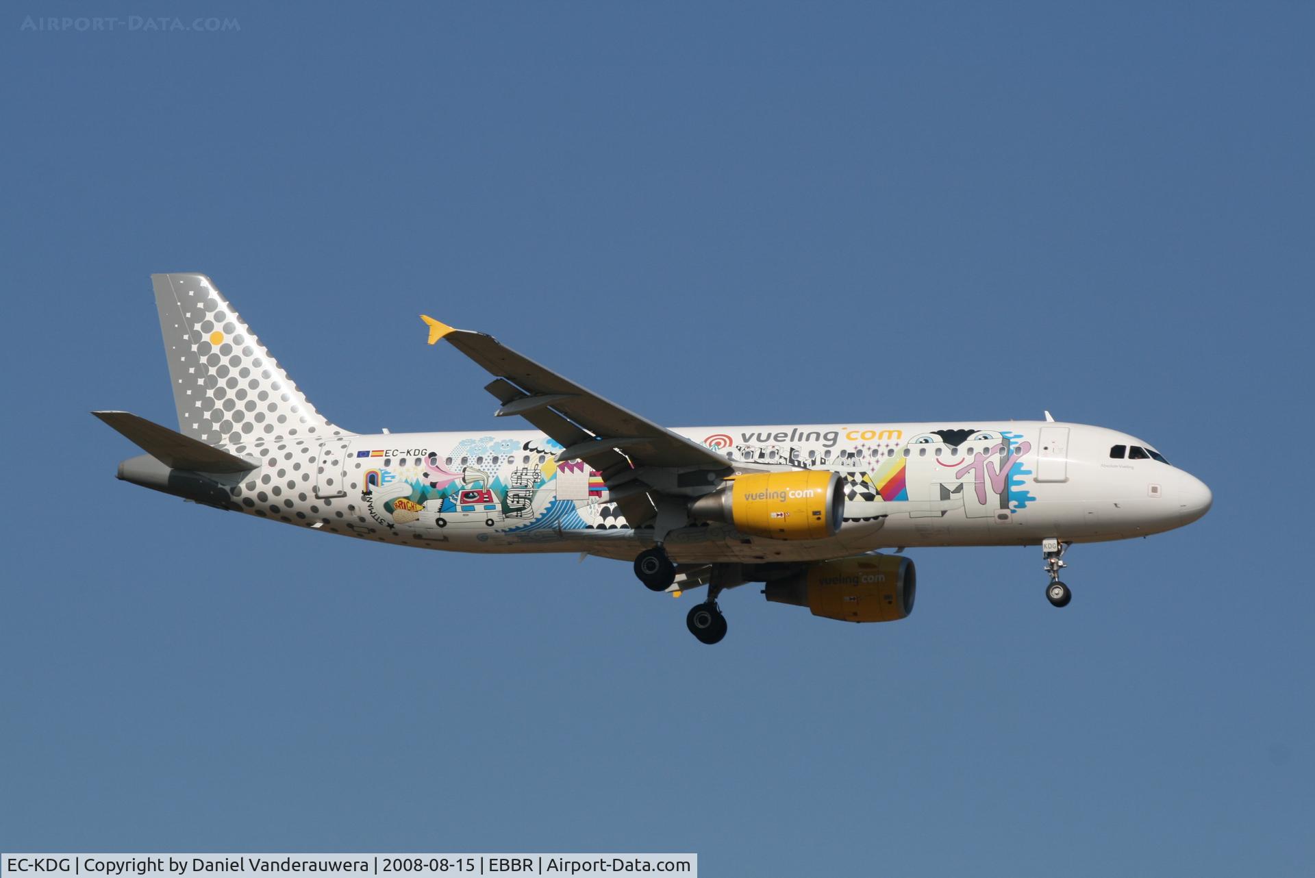 EC-KDG, 2007 Airbus A320-214 C/N 3095, descending to rwy 02