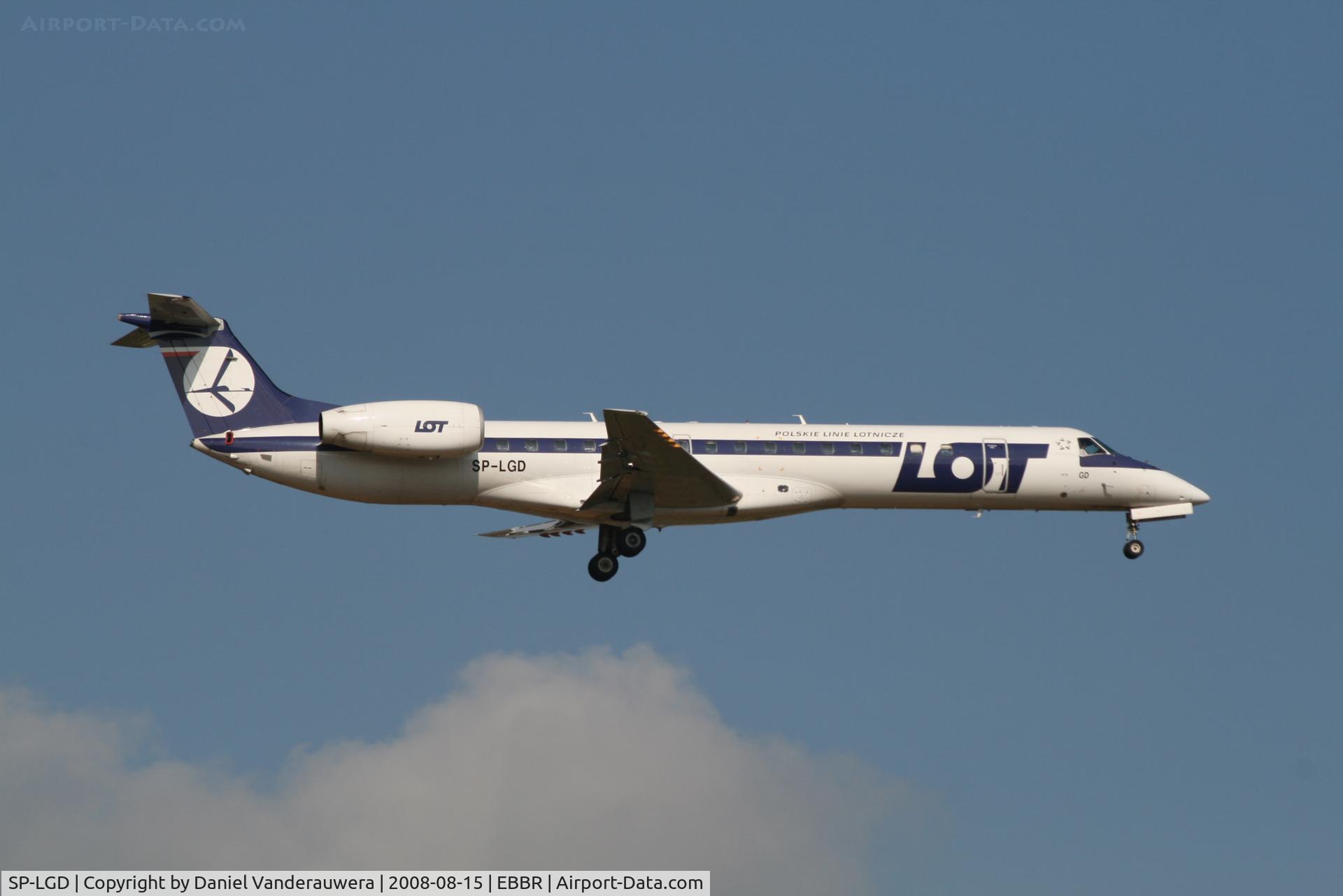 SP-LGD, 2000 Embraer EMB-145EP (ERJ-145EP) C/N 145244, arrival of flight LO239 to rwy 02