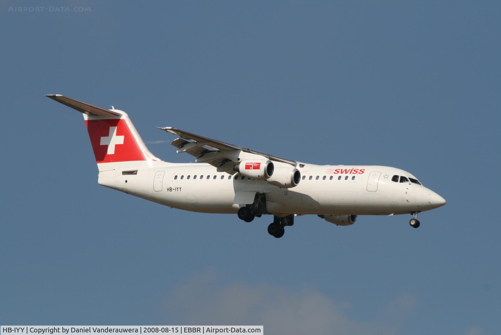 HB-IYY, 1998 British Aerospace Avro 146-RJ100 C/N E3339, arrival of flight LX778 to rwy 02