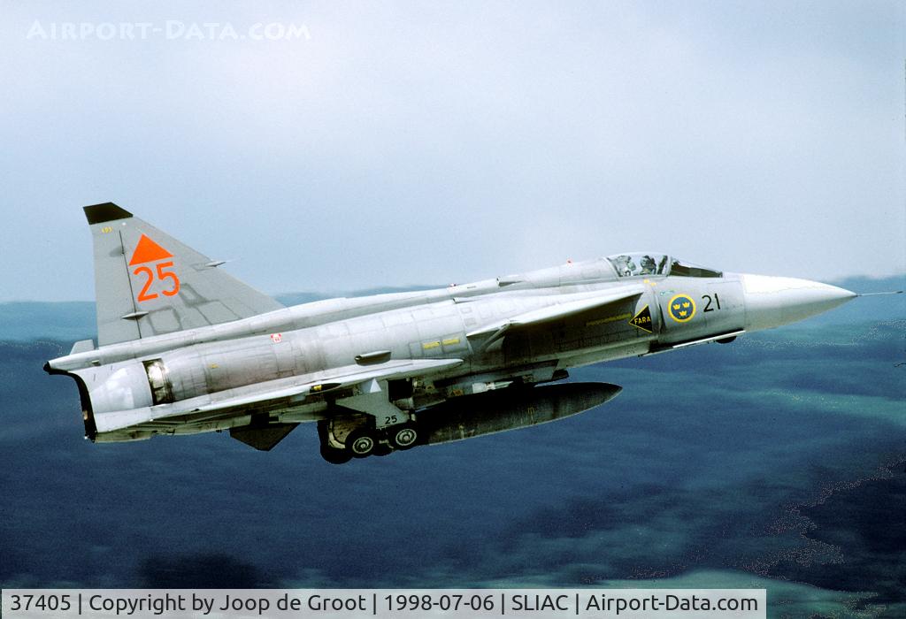 37405, Saab JA 37D Viggen C/N 37405, Low take off during the exercise Co-operative Change 1998.