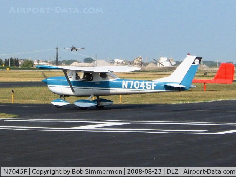 N7045F, 1966 Cessna 150F C/N 15063645, On the taxiway to RWY 10 at Delaware, Ohio