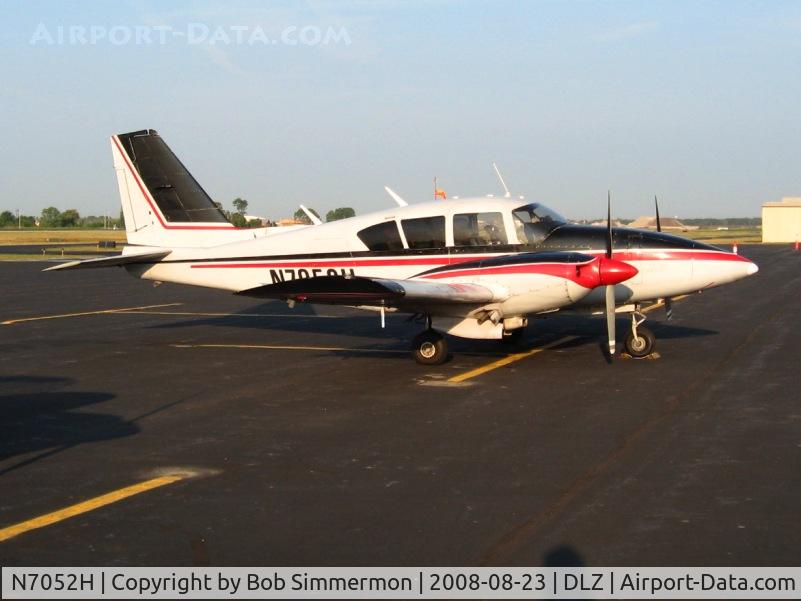 N7052H, 1975 Piper PA-23-250 C/N 27-7554130, On the ramp at Delaware, Ohio