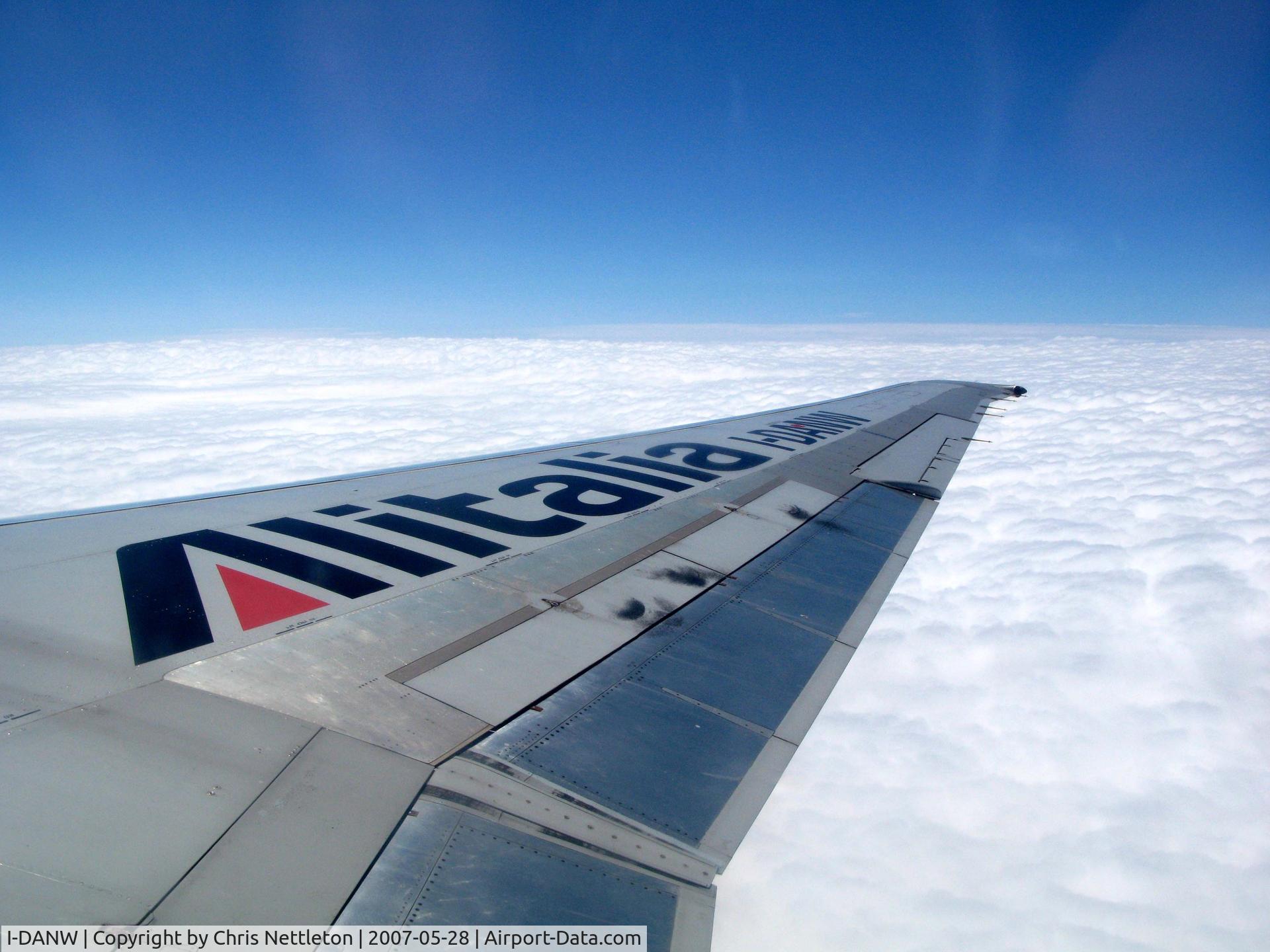 I-DANW, 1992 McDonnell Douglas MD-82 (DC-9-82) C/N 53206, MD 82 wing LHR to LIN