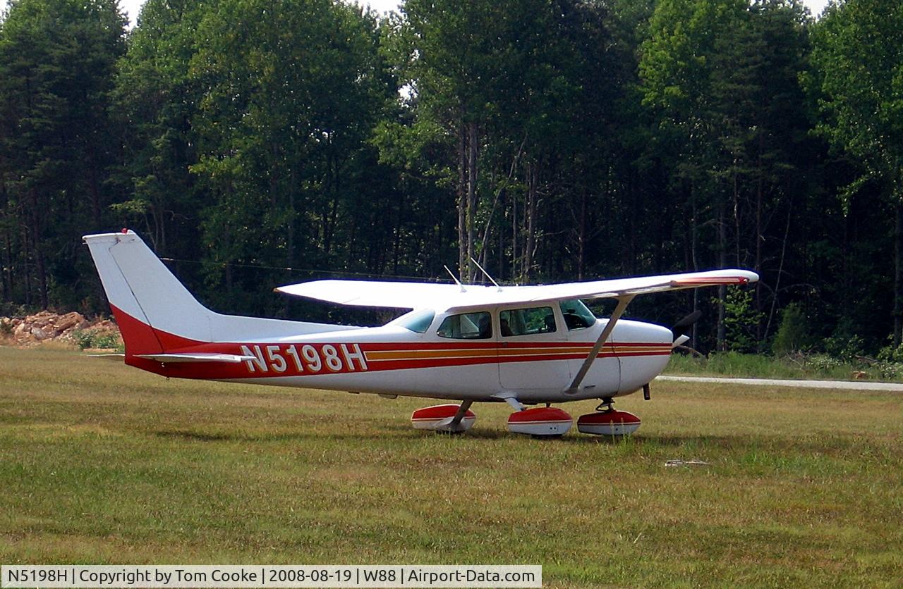 N5198H, 1975 Cessna 172M C/N 17265371, at Air Harbor