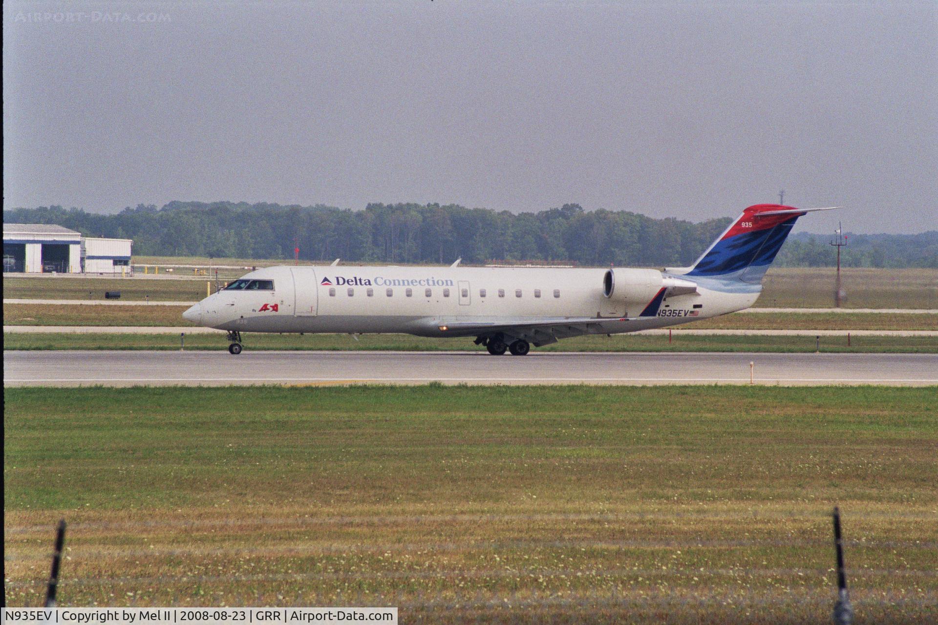 N935EV, 2005 Bombardier CRJ-200ER (CL-600-2B19) C/N 8037, ASQ4890 - ATL-GRR - Landing RWY 26L