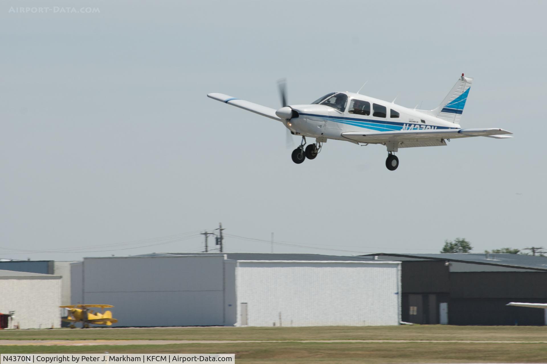 N4370N, 1984 Piper PA-28-181 C/N 28-8490098, N4370N on short final