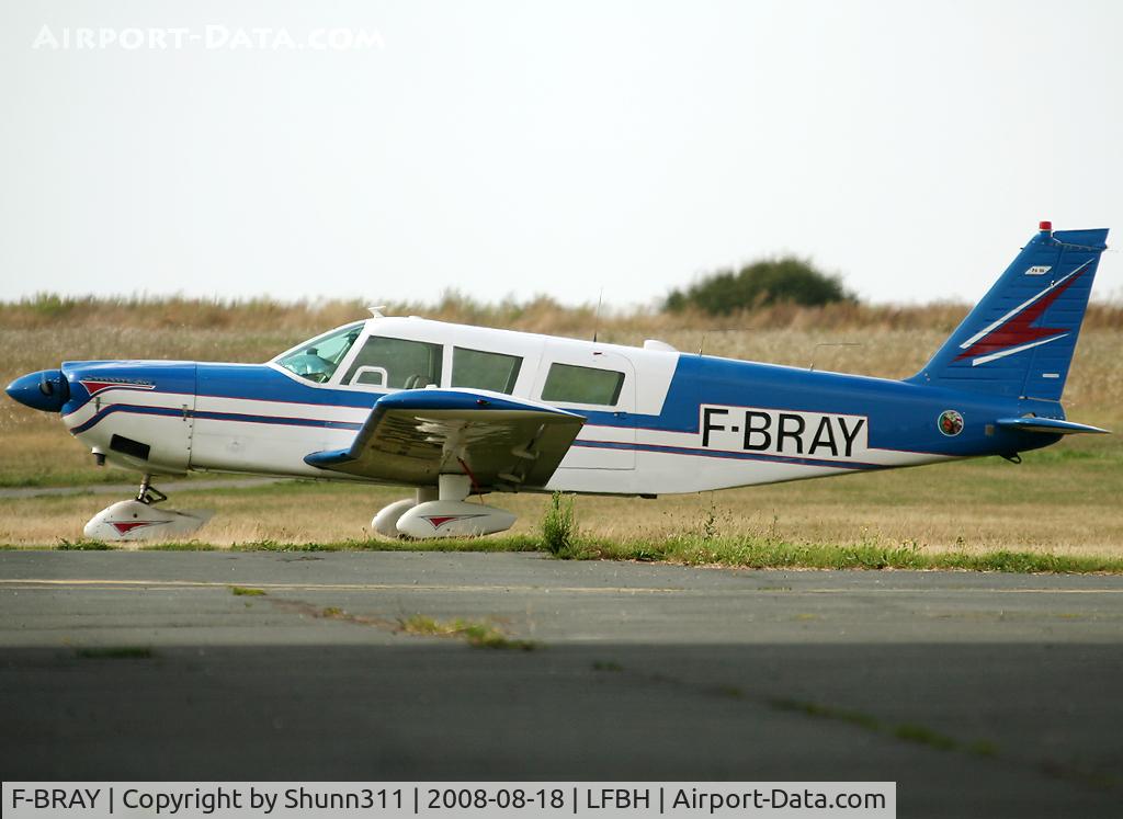 F-BRAY, Piper PA-32-260 Cherokee Six Cherokee Six C/N 32-265, Waiting a new flight at the Airclub...